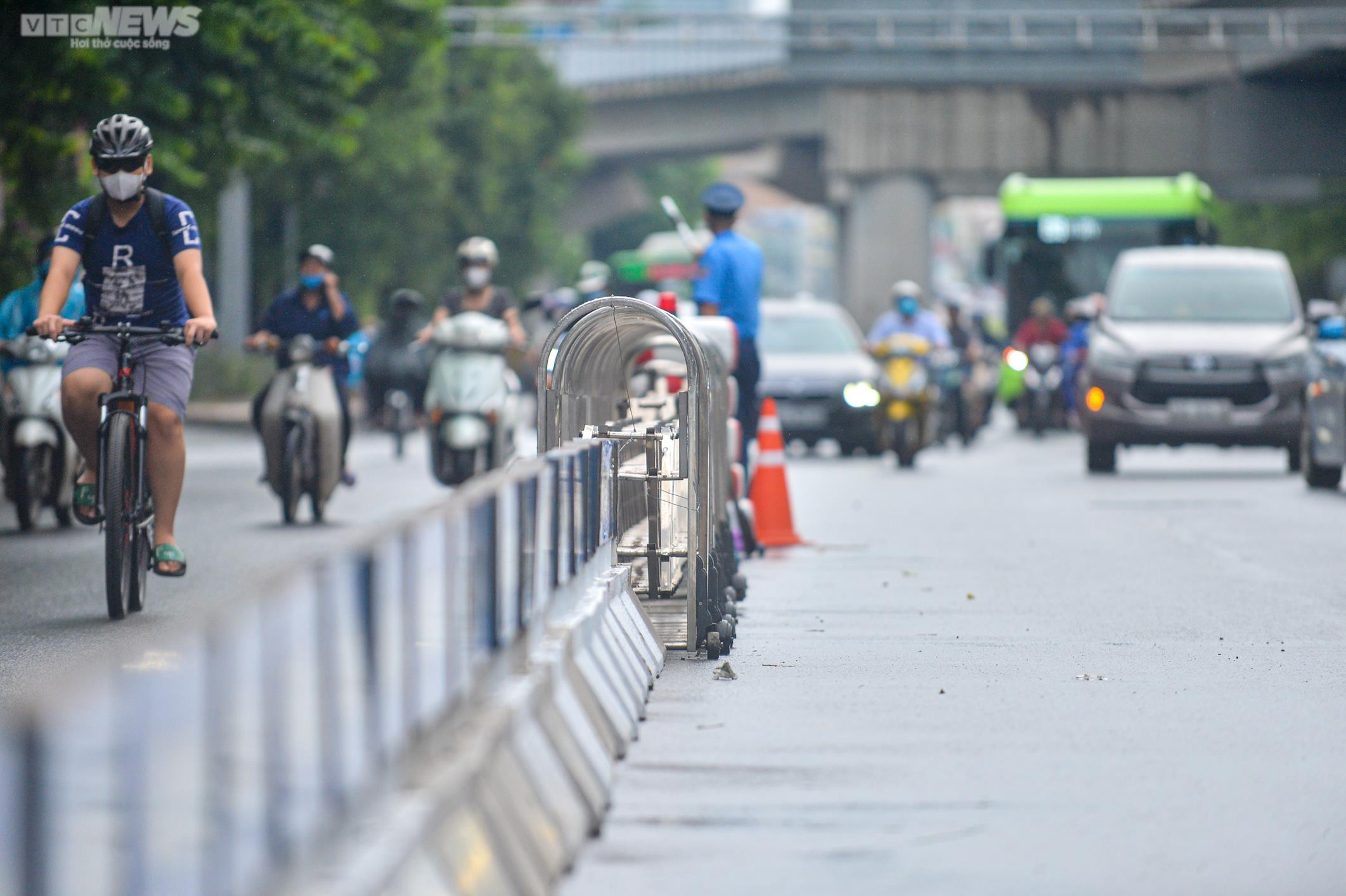 Hà Nội: Giao thông hỗn loạn ngày đầu thí điểm phân làn trên đường Nguyễn Trãi - 7