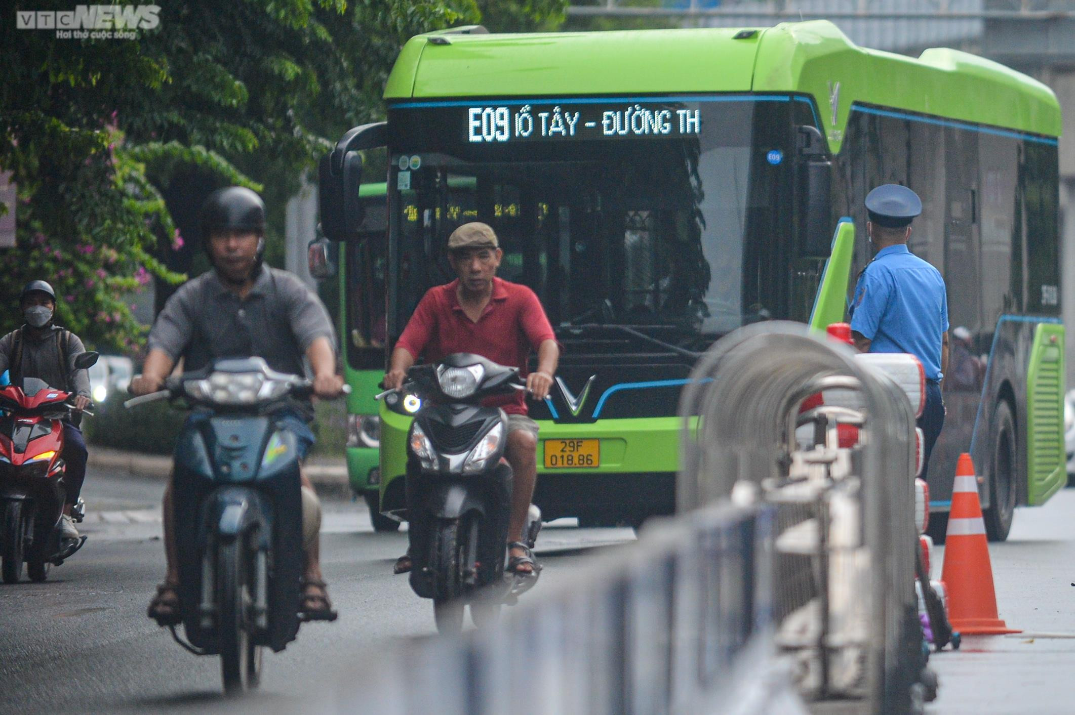 Hà Nội: Giao thông hỗn loạn ngày đầu thí điểm phân làn trên đường Nguyễn Trãi - 10