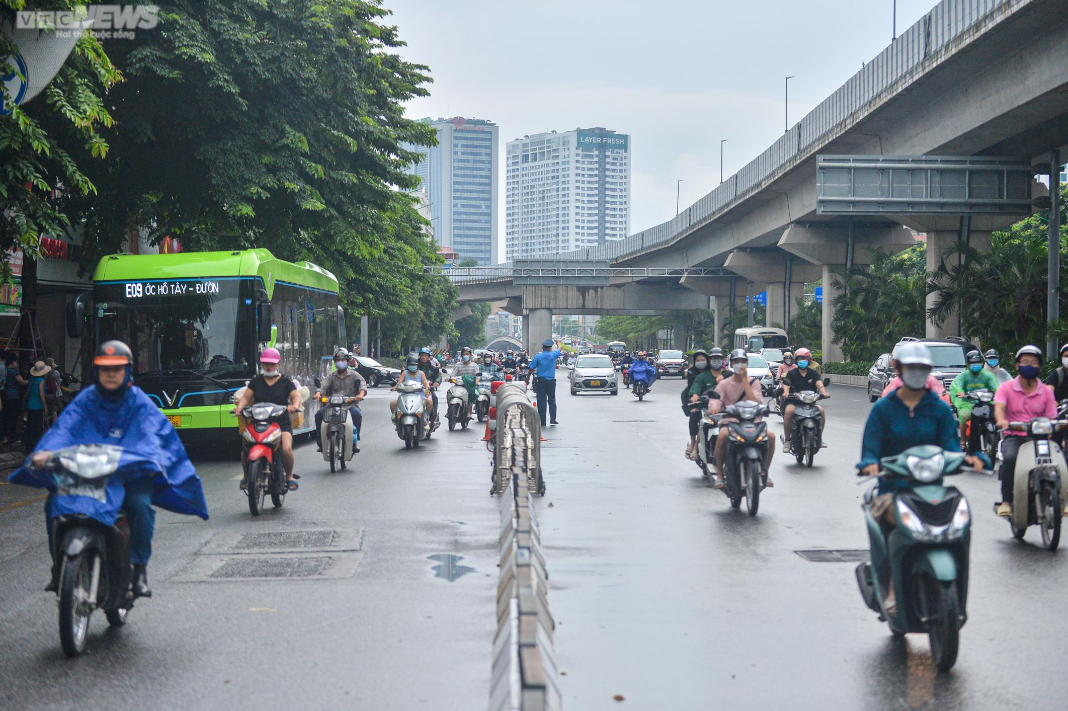 Hà Nội: Giao thông hỗn loạn ngày đầu thí điểm phân làn trên đường Nguyễn Trãi - 6