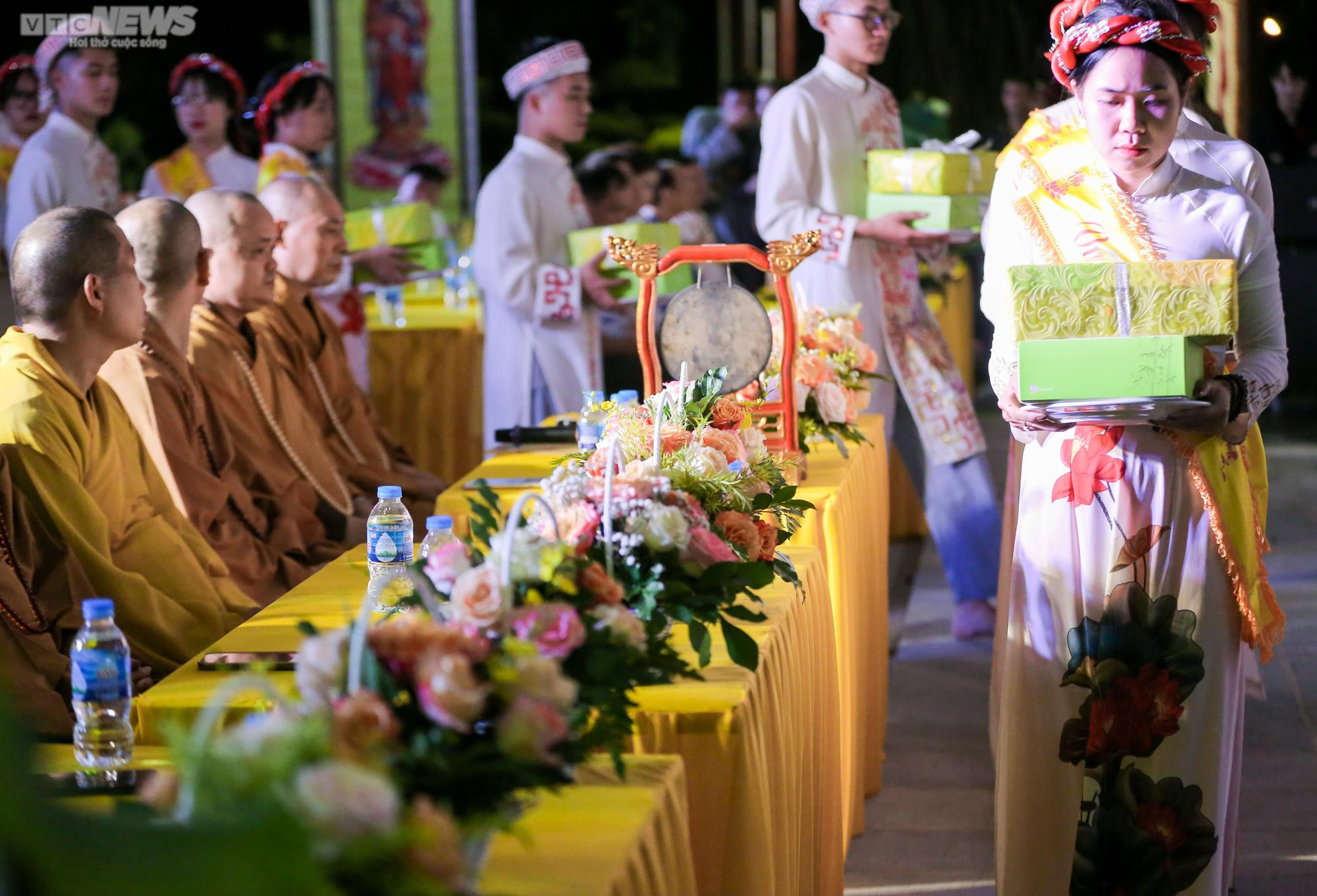 Ảnh: Hàng nghìn Phật tử thả đèn hoa đăng mùa Vu Lan báo hiếu - 7