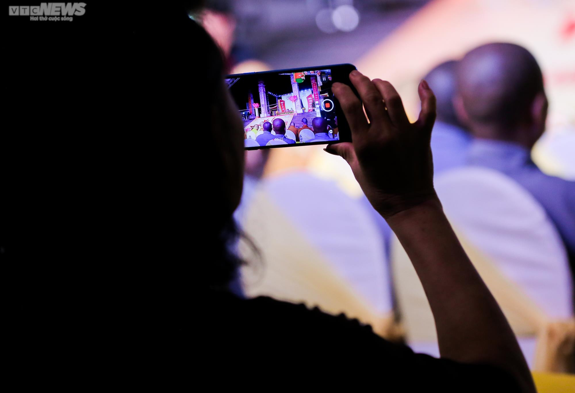 Ảnh: Hàng nghìn Phật tử thả đèn hoa đăng mùa Vu Lan báo hiếu - 14