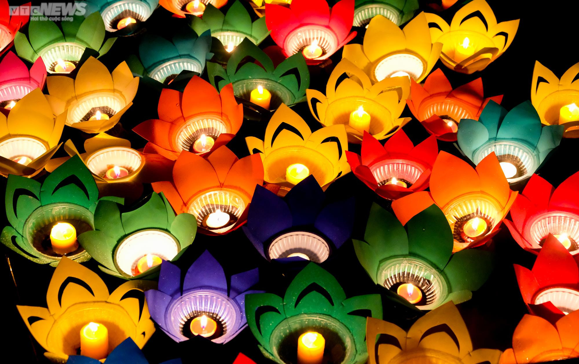 Ảnh: Hàng nghìn Phật tử thả đèn hoa đăng mùa Vu Lan báo hiếu - 17