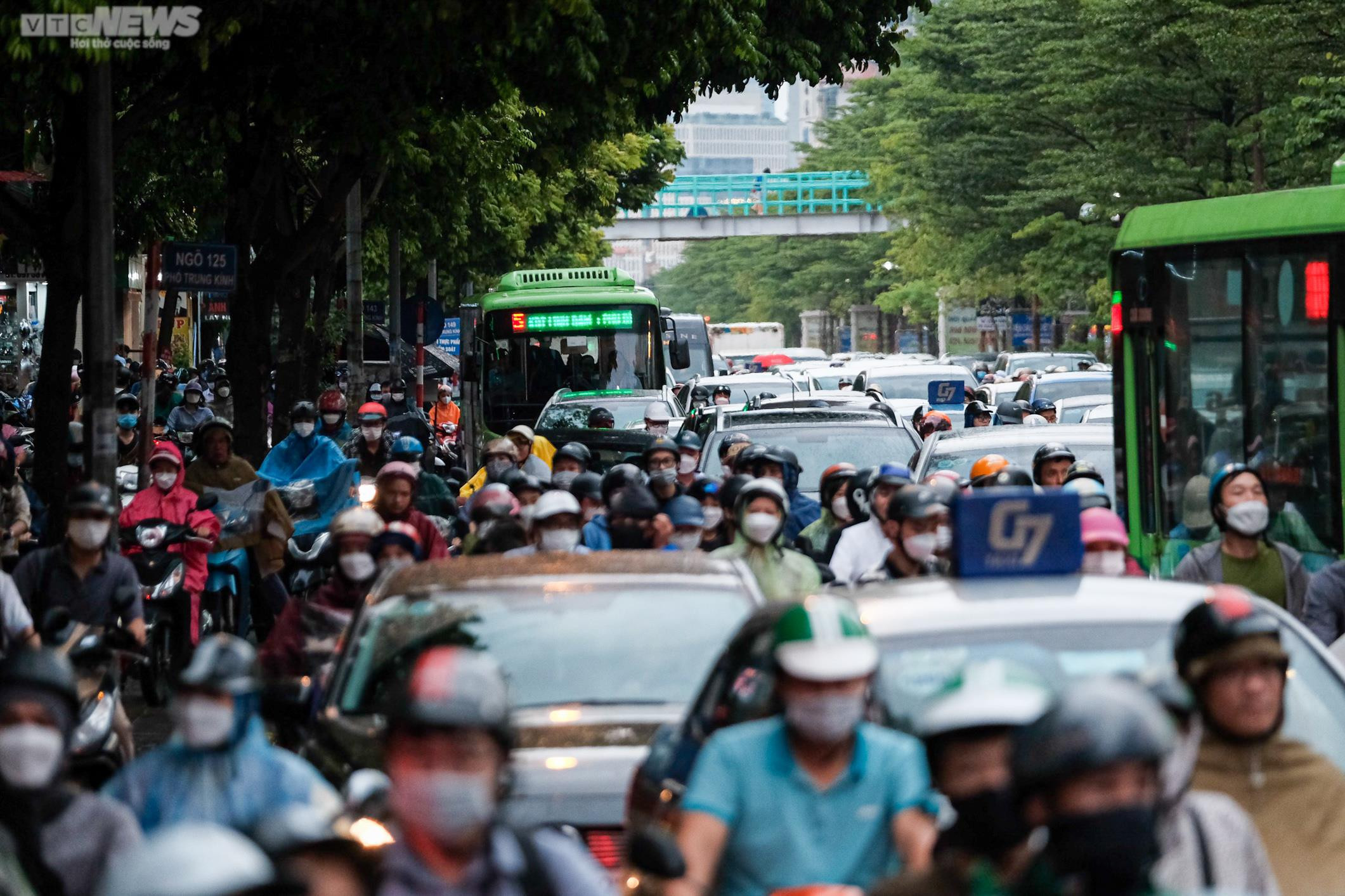 Đường phố Hà Nội 'không lối thoát', người dân chật vật về nhà sau cơn mưa tầm tã - 2