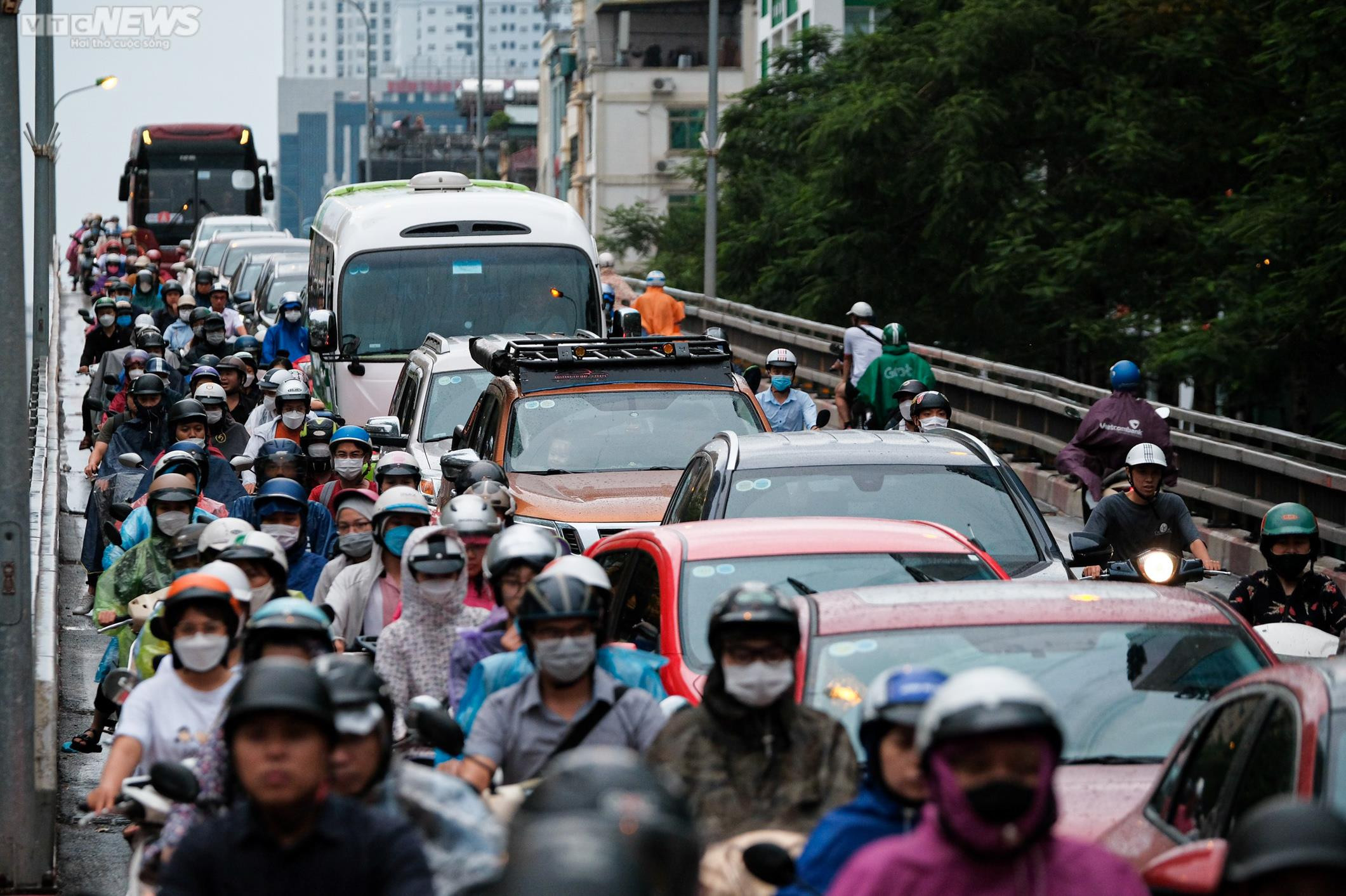 Đường phố Hà Nội 'không lối thoát', người dân chật vật về nhà sau cơn mưa tầm tã - 7