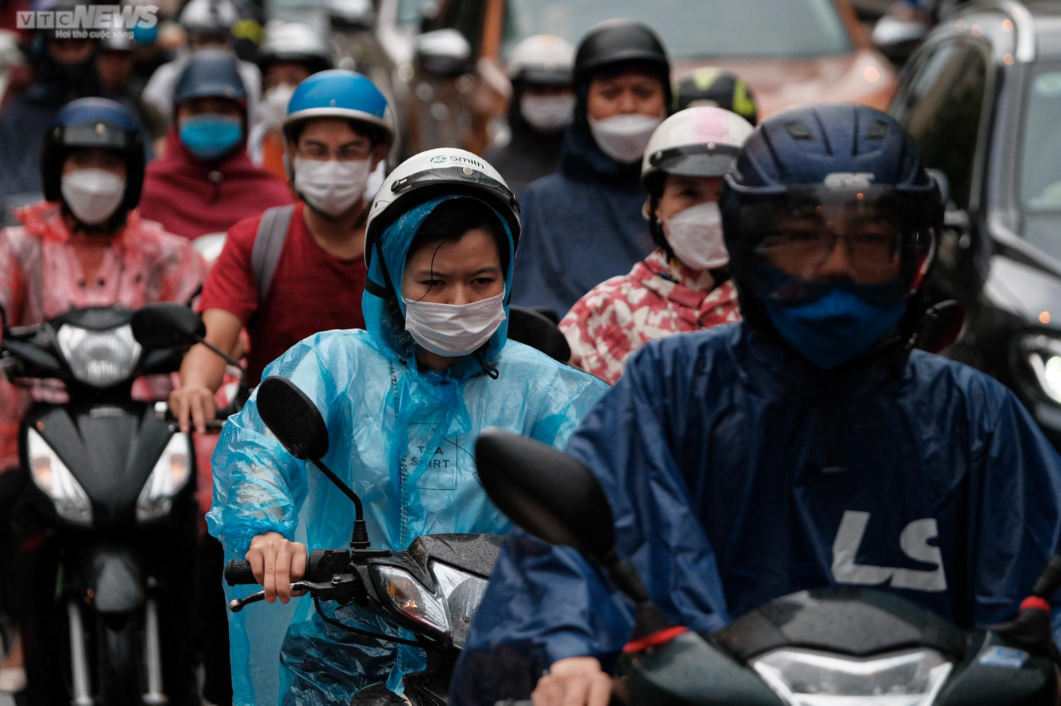 Đường phố Hà Nội 'không lối thoát', người dân chật vật về nhà sau cơn mưa tầm tã - 4