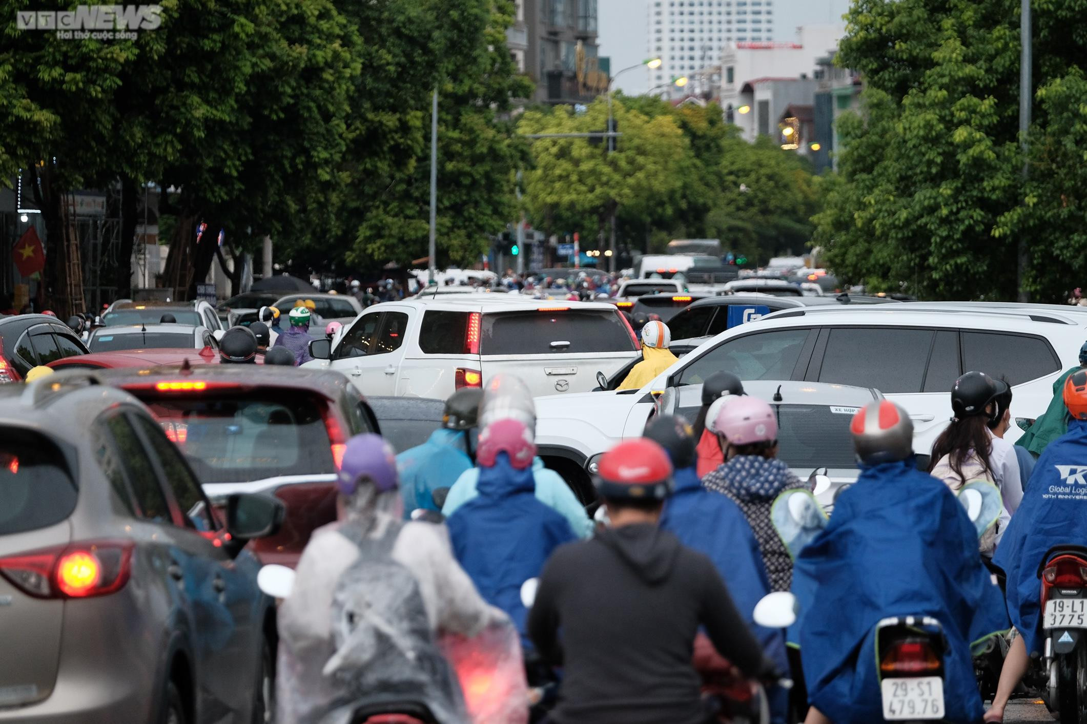 Đường phố Hà Nội 'không lối thoát', người dân chật vật về nhà sau cơn mưa tầm tã - 8