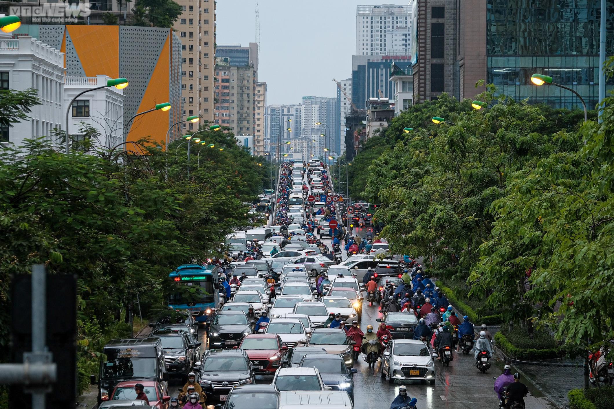 Đường phố Hà Nội 'không lối thoát', người dân chật vật về nhà sau cơn mưa tầm tã - 3