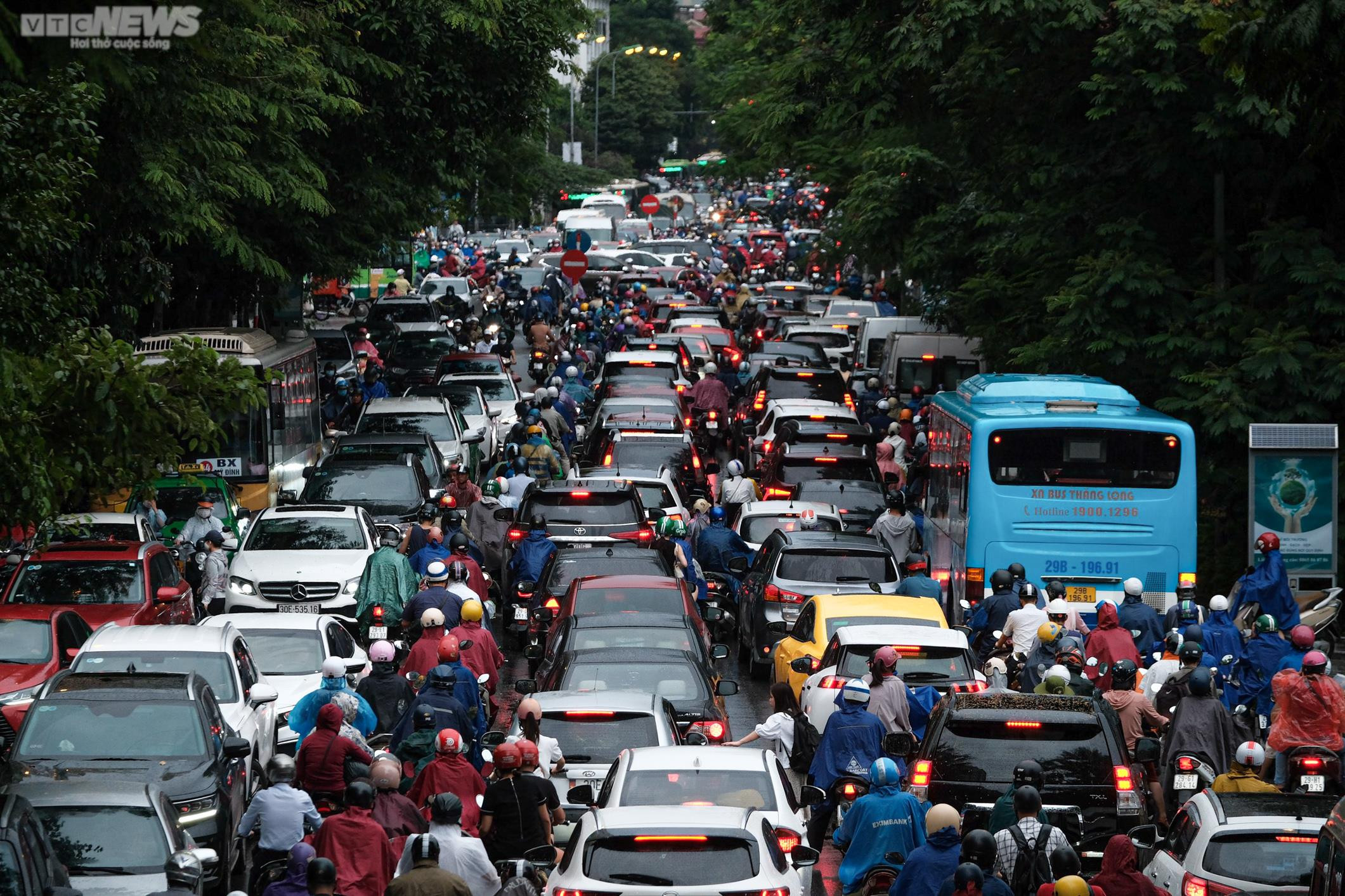 Đường phố Hà Nội 'không lối thoát', người dân chật vật về nhà sau cơn mưa tầm tã - 6