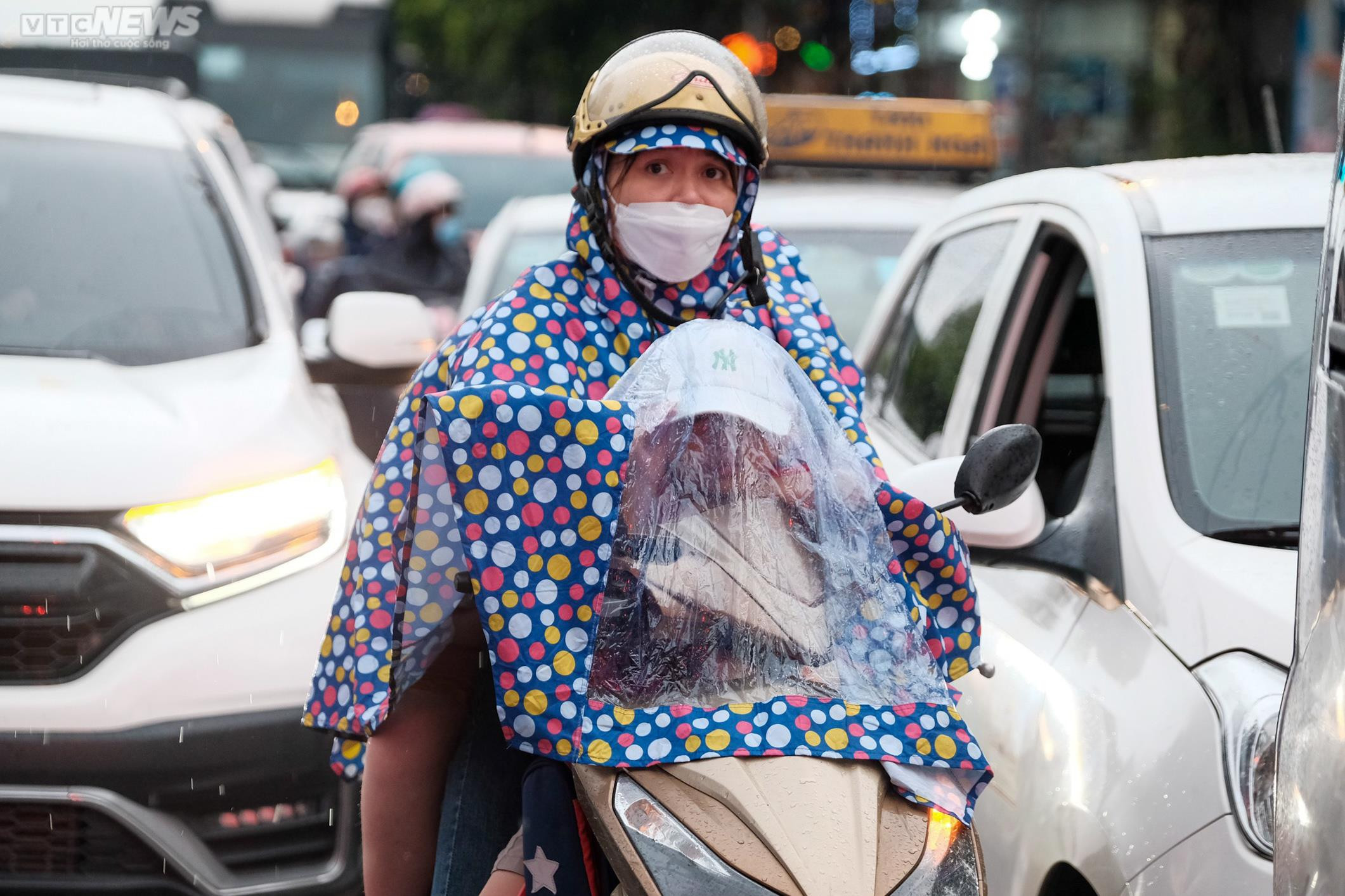 Đường phố Hà Nội 'không lối thoát', người dân chật vật về nhà sau cơn mưa tầm tã - 9