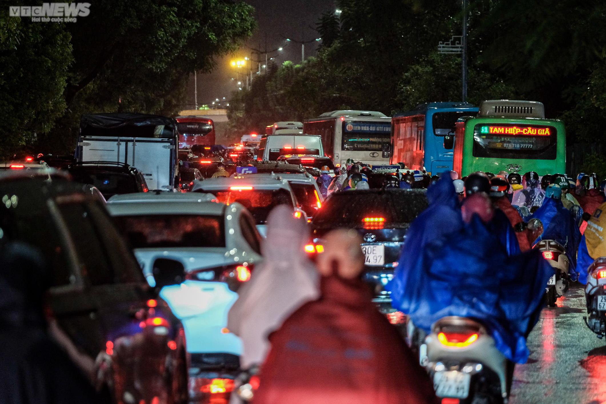 Đường phố Hà Nội 'không lối thoát', người dân chật vật về nhà sau cơn mưa tầm tã - 11