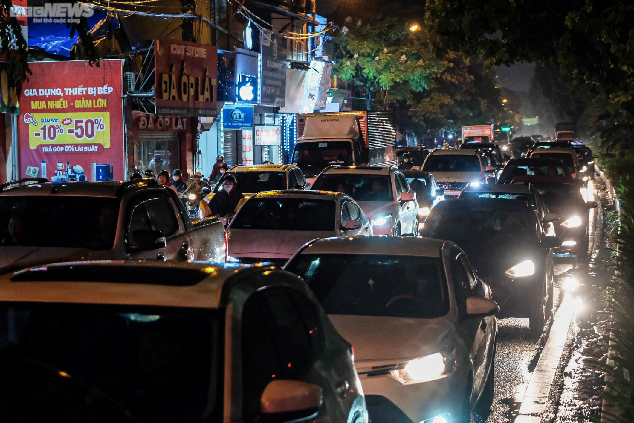 Đường phố Hà Nội 'không lối thoát', người dân chật vật về nhà sau cơn mưa tầm tã - 10