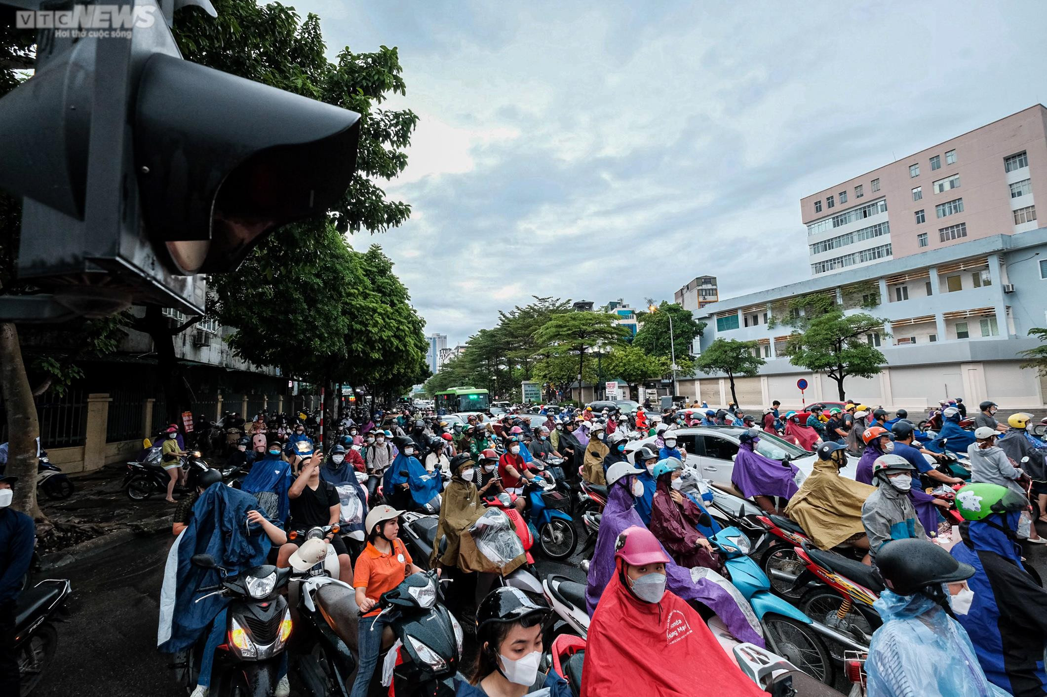 Đường phố Hà Nội 'không lối thoát', người dân chật vật về nhà sau cơn mưa tầm tã - 1