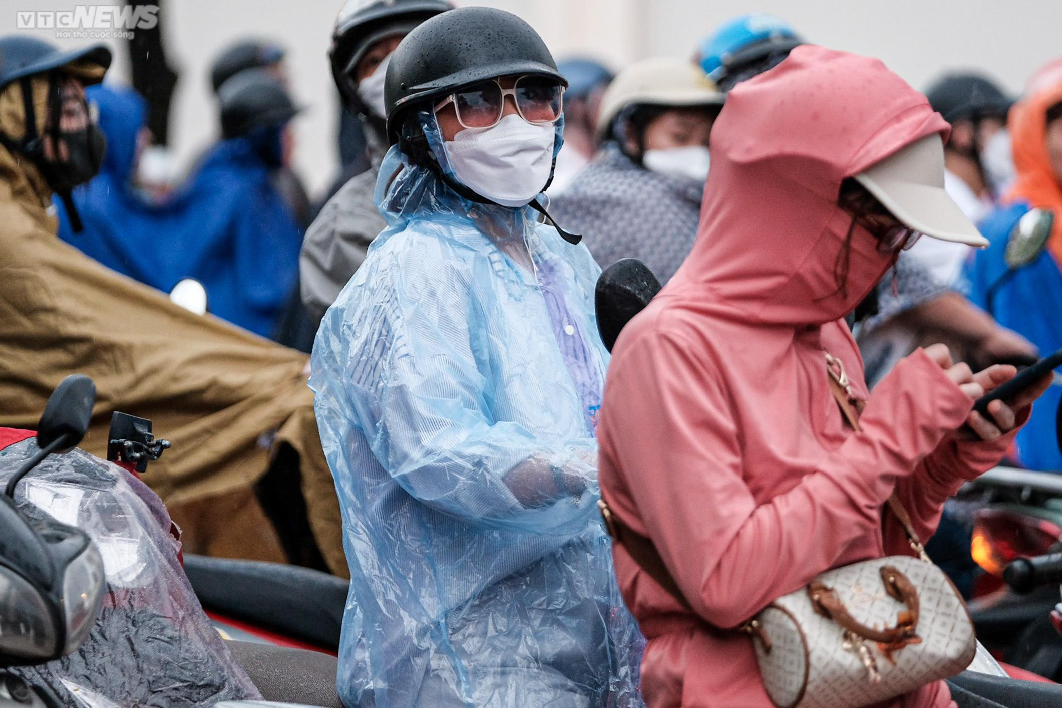 Đường phố Hà Nội 'không lối thoát', người dân chật vật về nhà sau cơn mưa tầm tã - 5