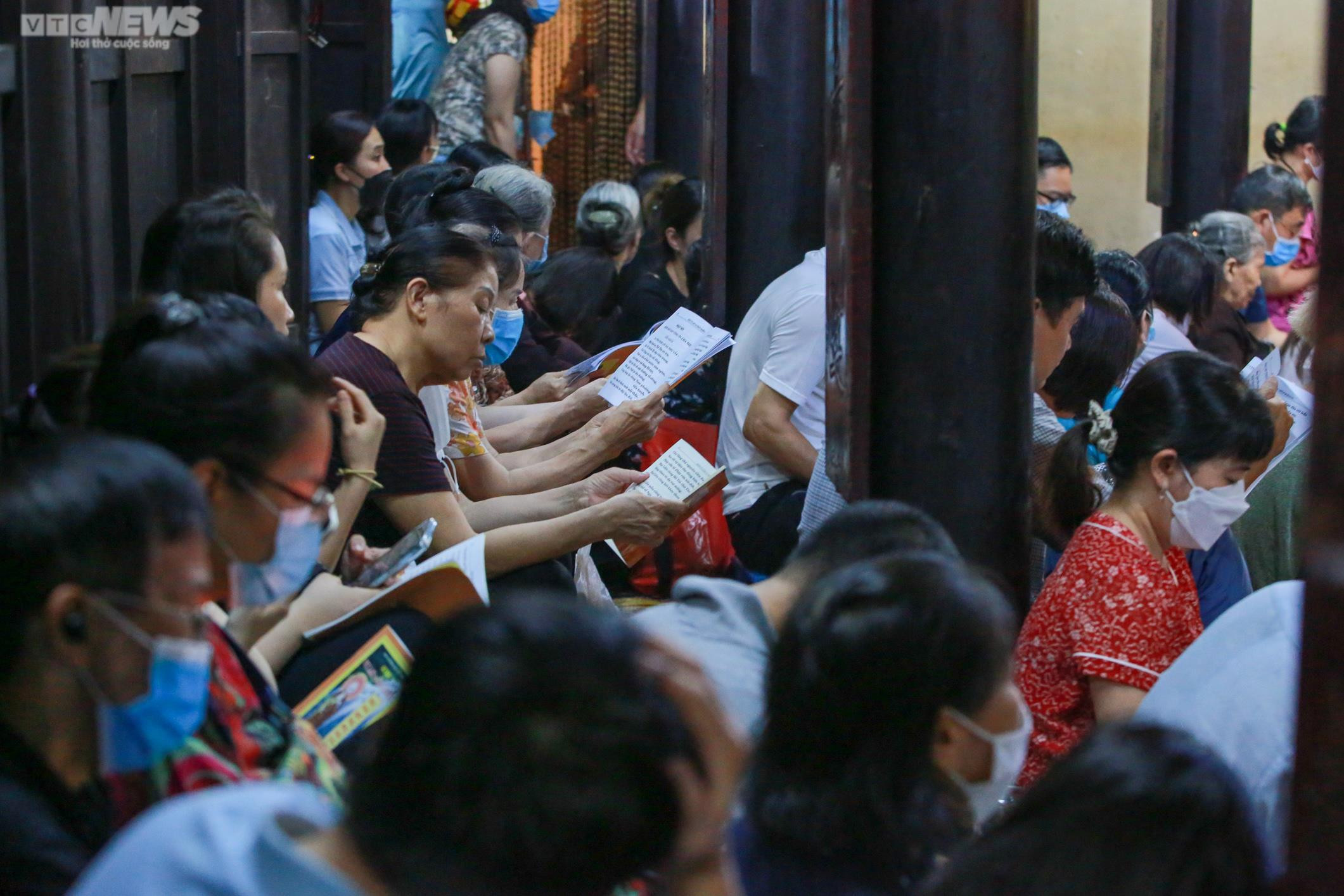 Ảnh: Người Hà Nội đội mưa dự lễ Vu lan ở chùa Phúc Khánh - 7