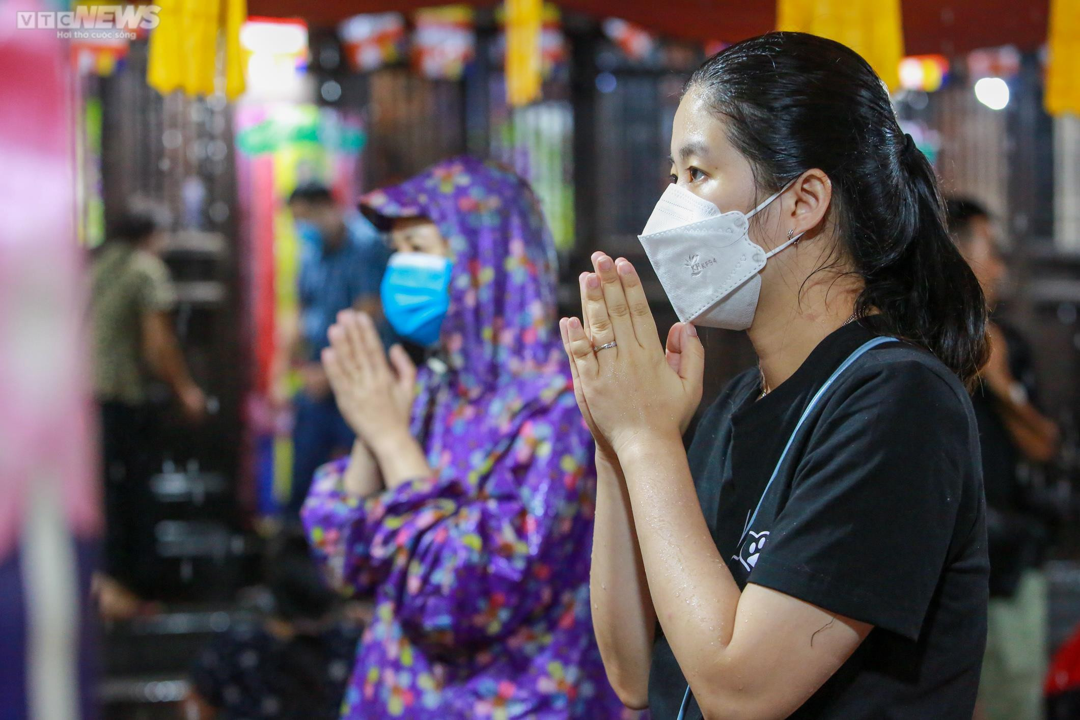 Ảnh: Người Hà Nội đội mưa dự lễ Vu lan ở chùa Phúc Khánh - 8