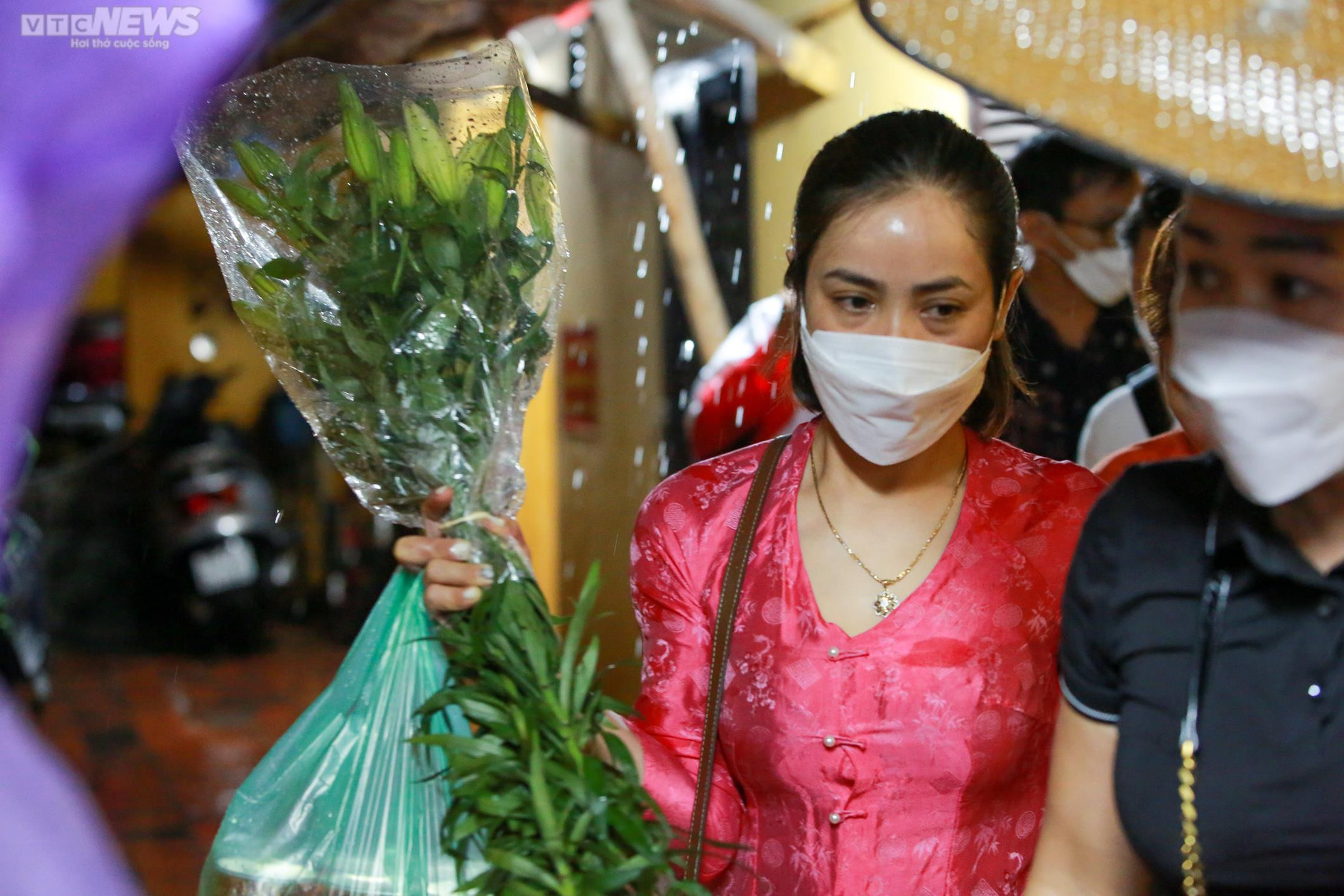 Ảnh: Người Hà Nội đội mưa dự lễ Vu lan ở chùa Phúc Khánh - 4