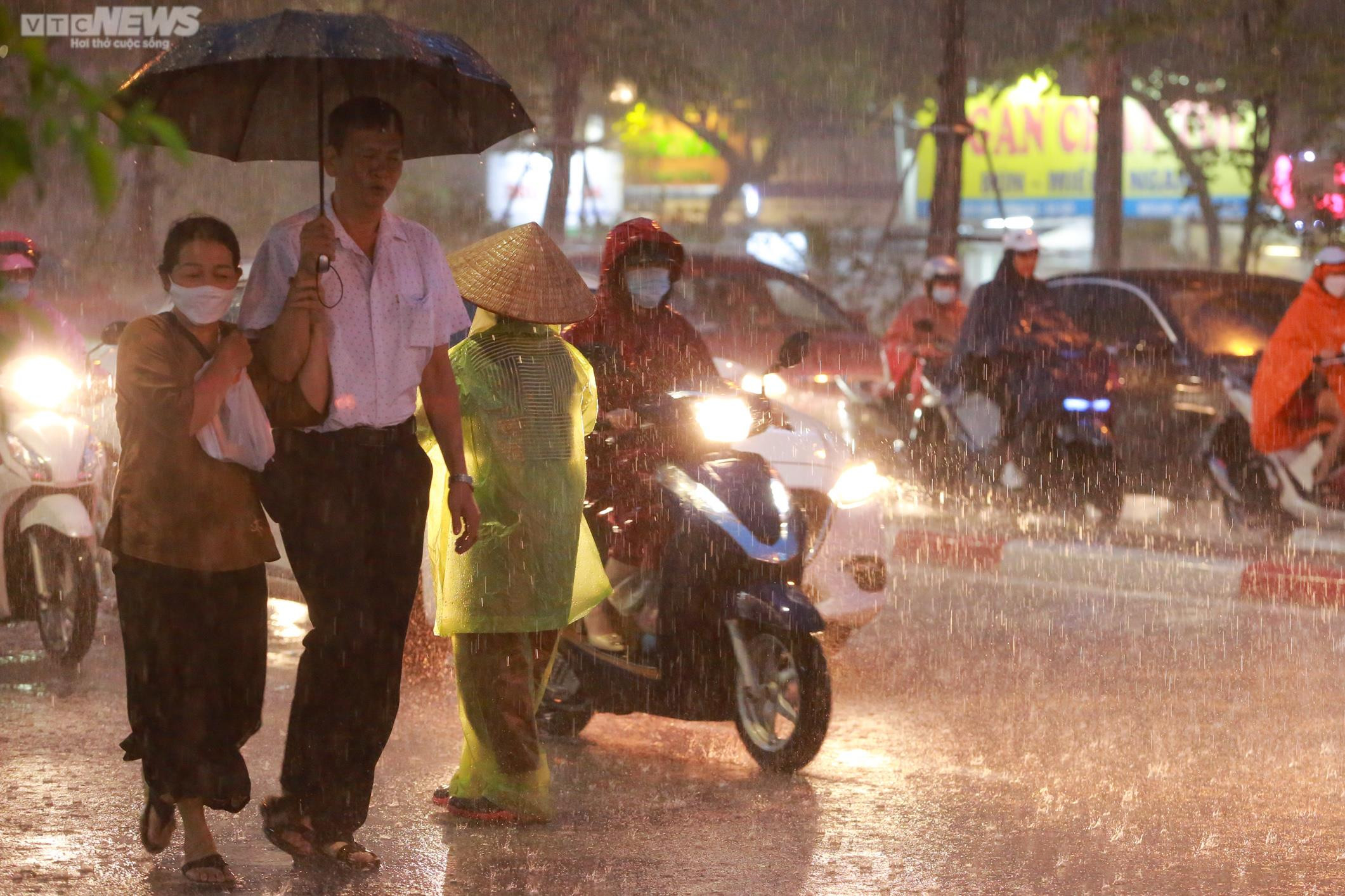 Ảnh: Người Hà Nội đội mưa dự lễ Vu lan ở chùa Phúc Khánh - 12