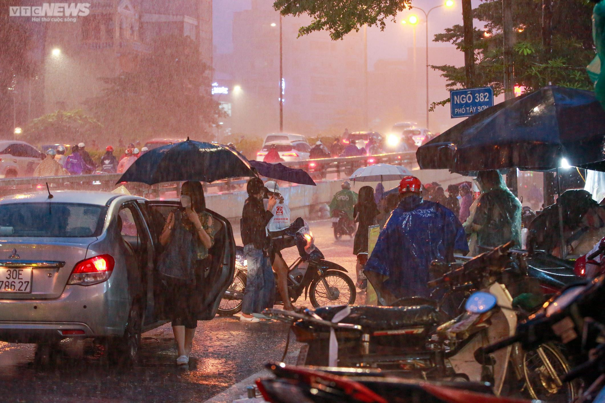 Ảnh: Người Hà Nội đội mưa dự lễ Vu lan ở chùa Phúc Khánh - 1