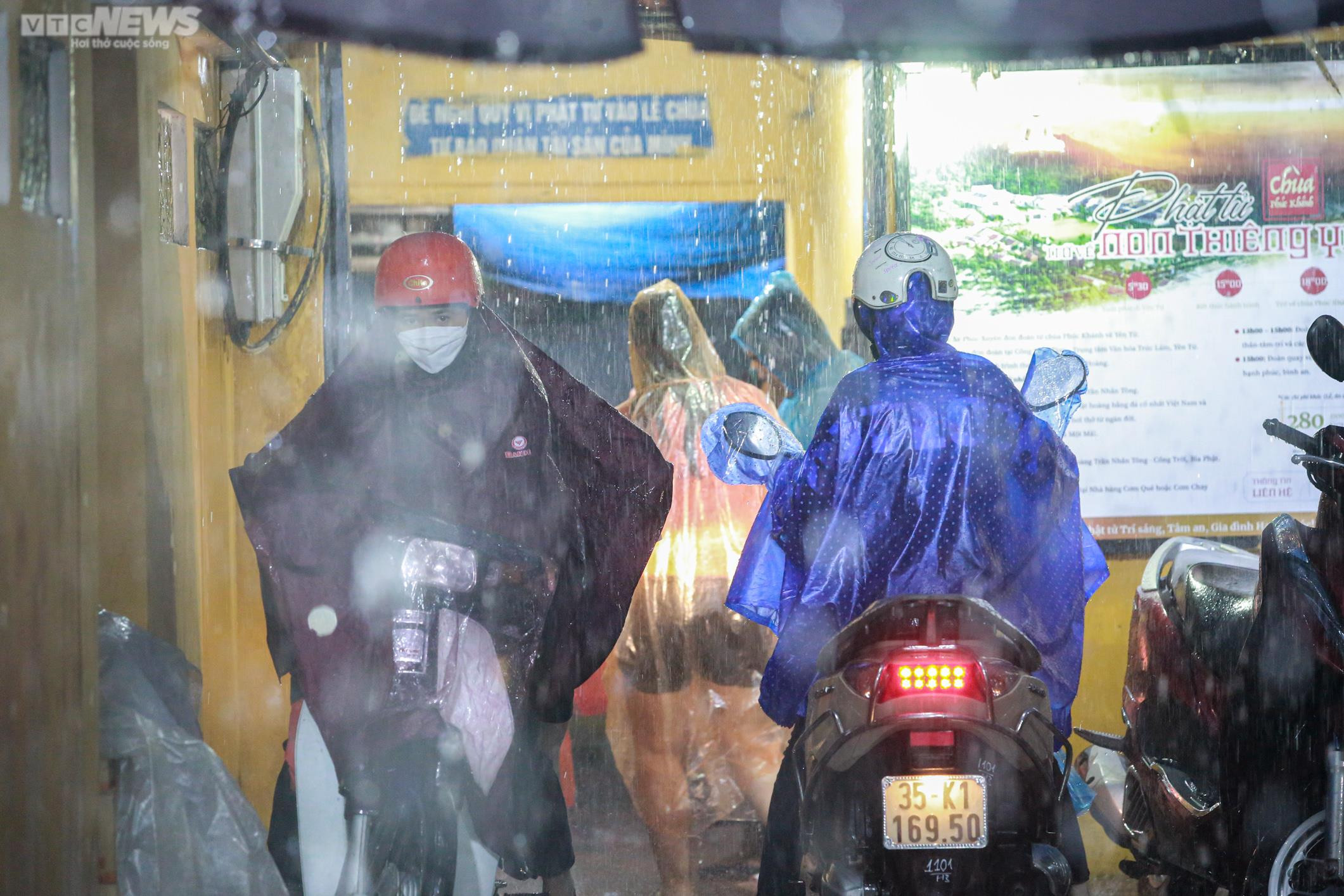 Ảnh: Người Hà Nội đội mưa dự lễ Vu lan ở chùa Phúc Khánh - 2