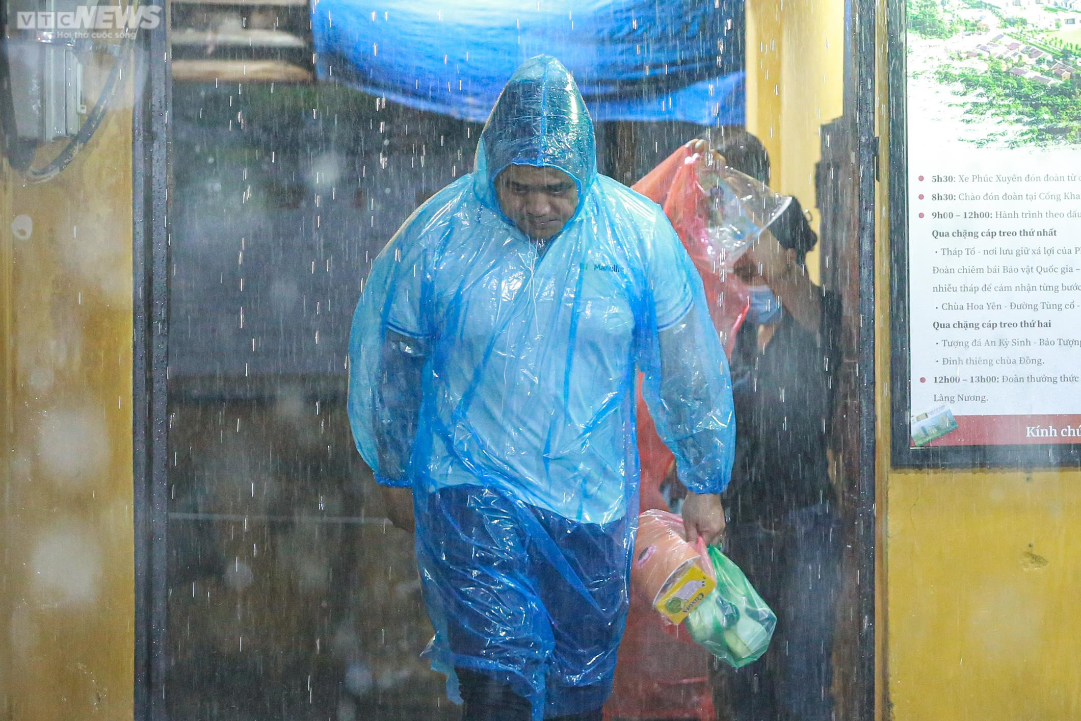 Ảnh: Người Hà Nội đội mưa dự lễ Vu lan ở chùa Phúc Khánh - 5