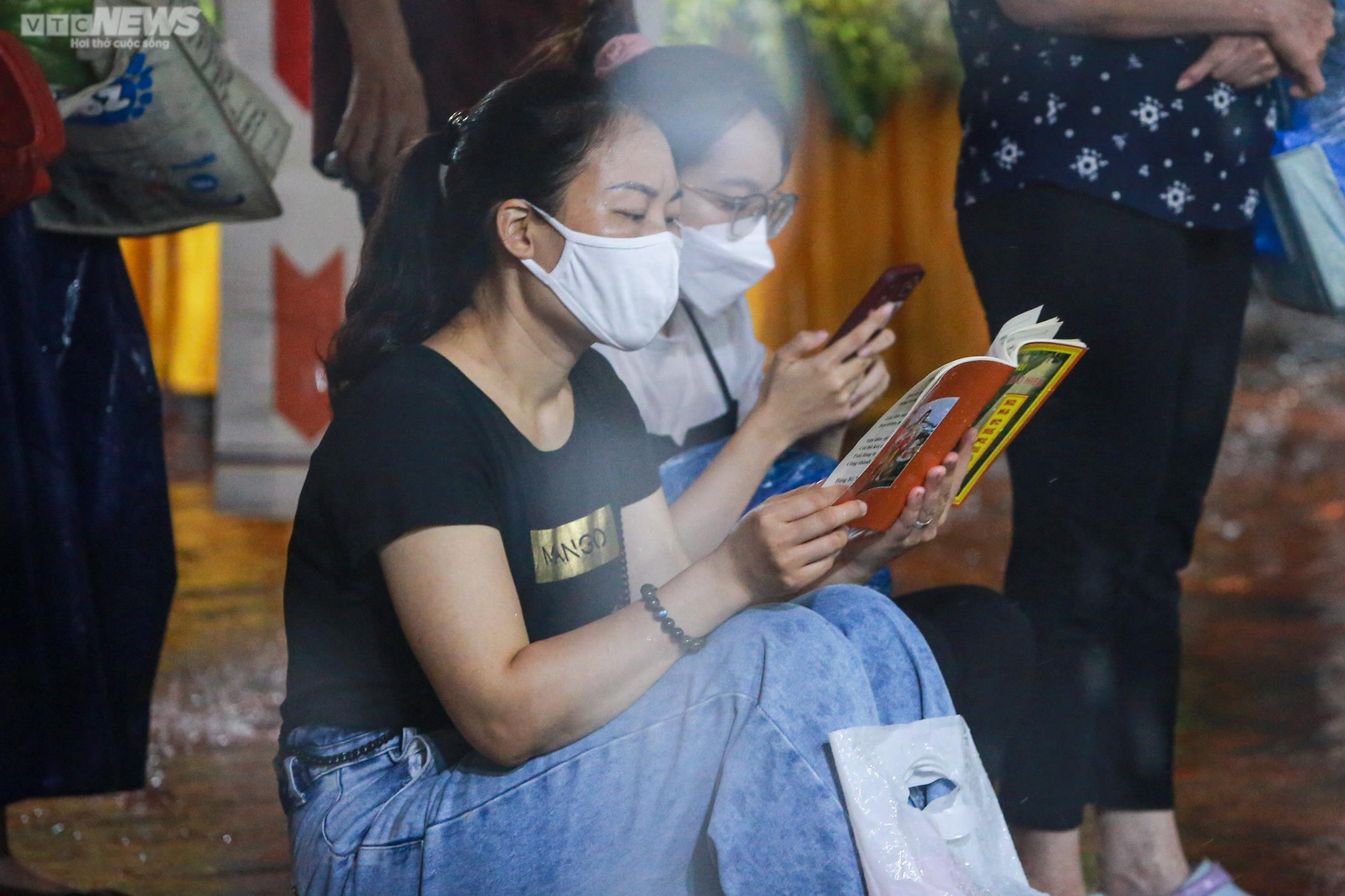 Ảnh: Người Hà Nội đội mưa dự lễ Vu lan ở chùa Phúc Khánh - 9