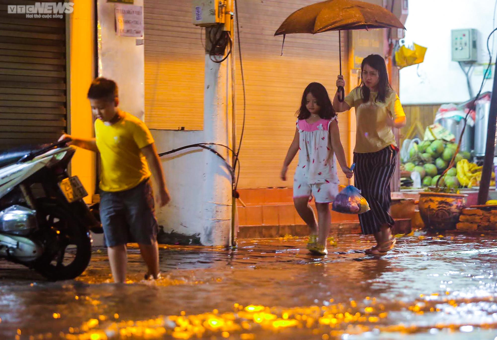 Ảnh: Người dân vật lộn trong biển nước sau trận mưa như trút ở Hà Nội - 6