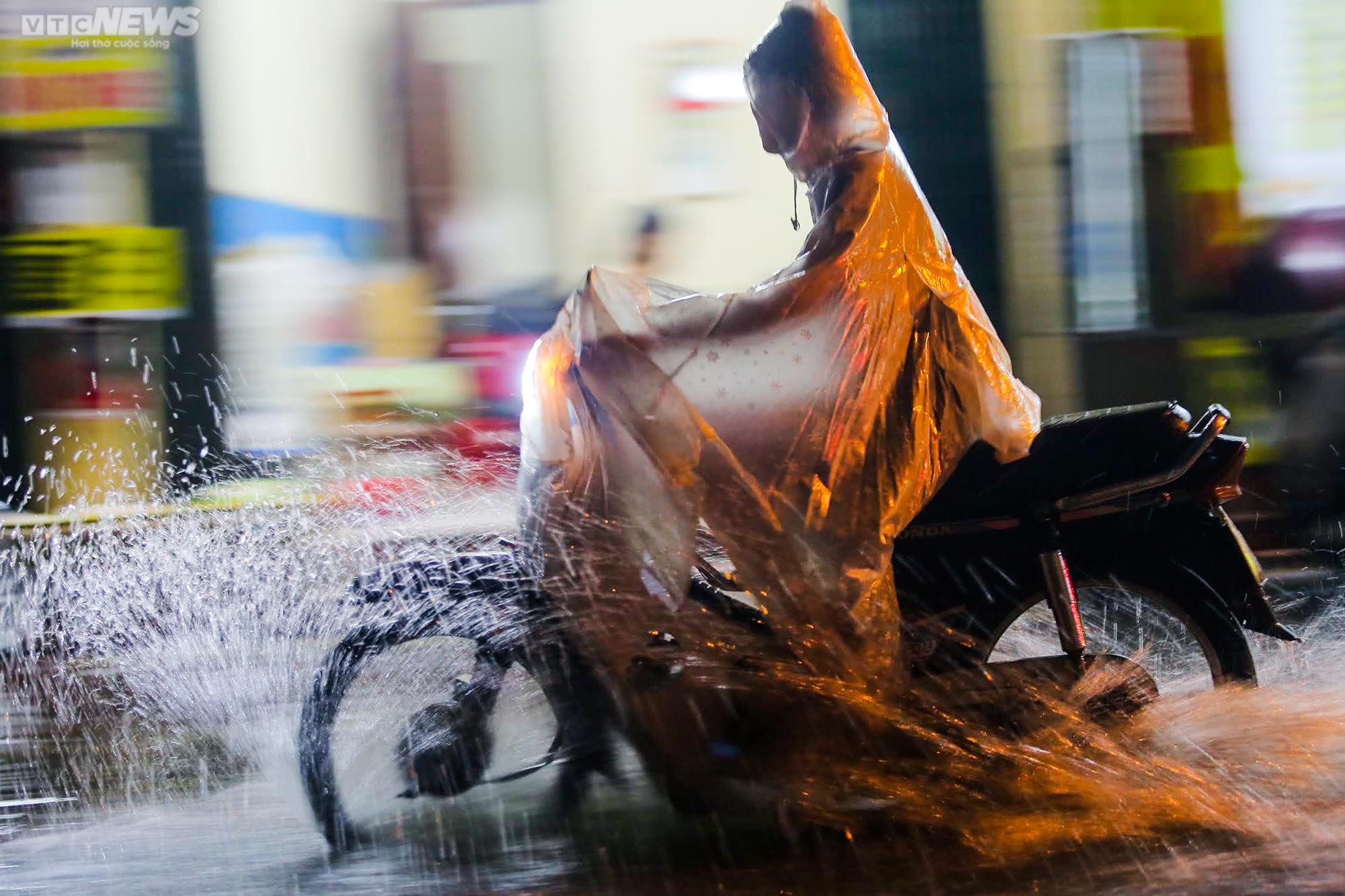 Ảnh: Người dân vật lộn trong biển nước sau trận mưa như trút ở Hà Nội - 4