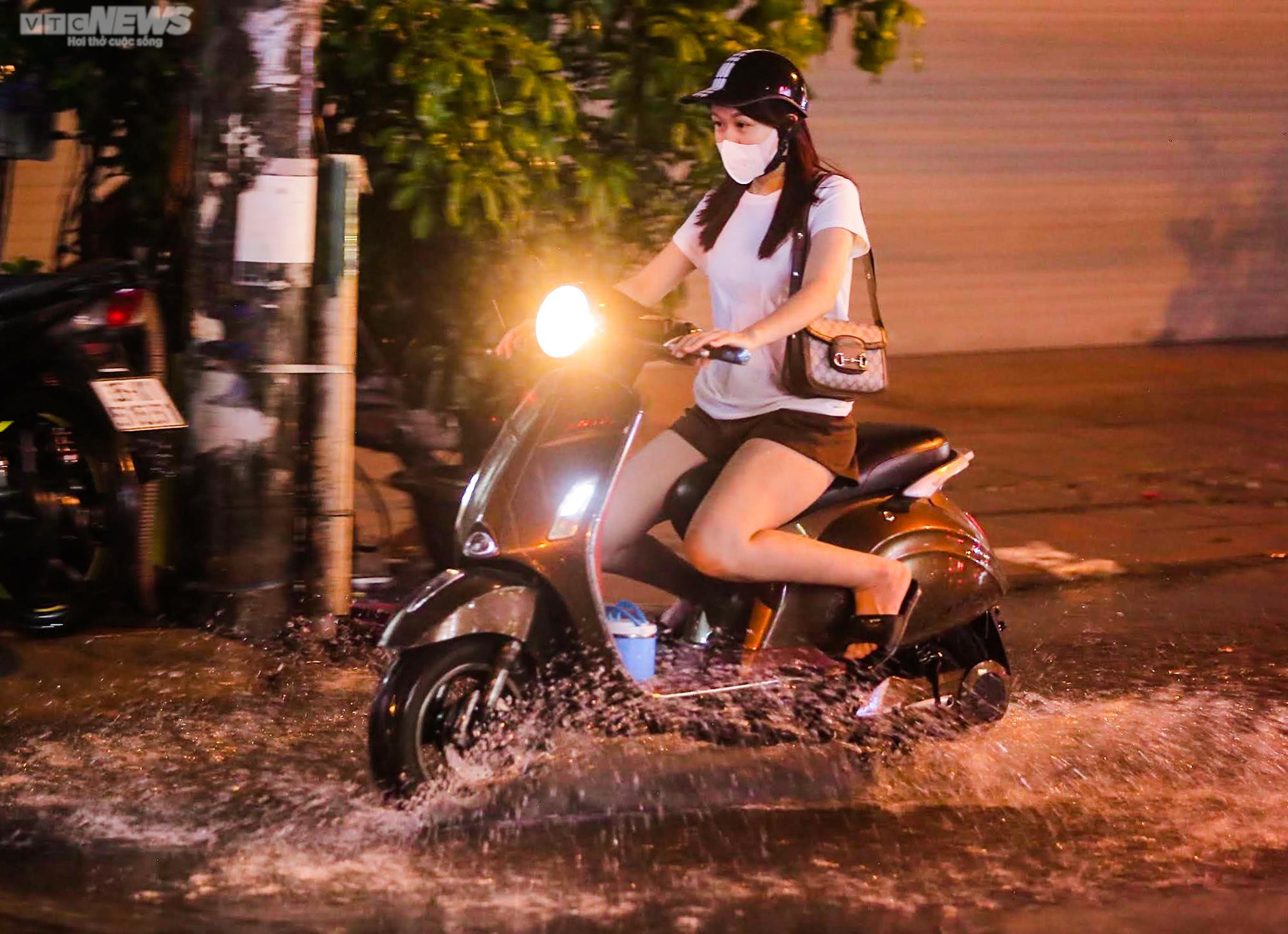 Ảnh: Người dân vật lộn trong biển nước sau trận mưa như trút ở Hà Nội - 8