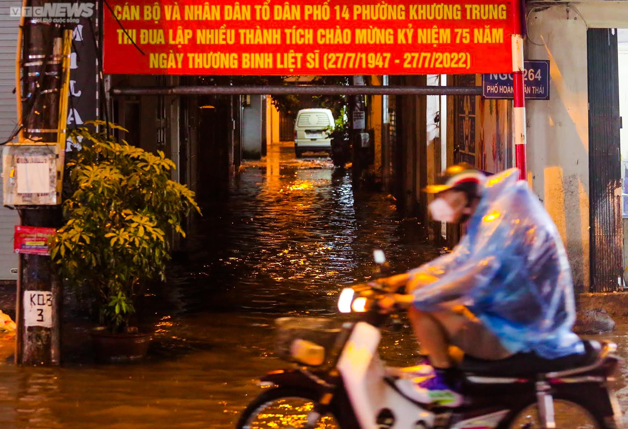 Ảnh: Người dân vật lộn trong biển nước sau trận mưa như trút ở Hà Nội - 2