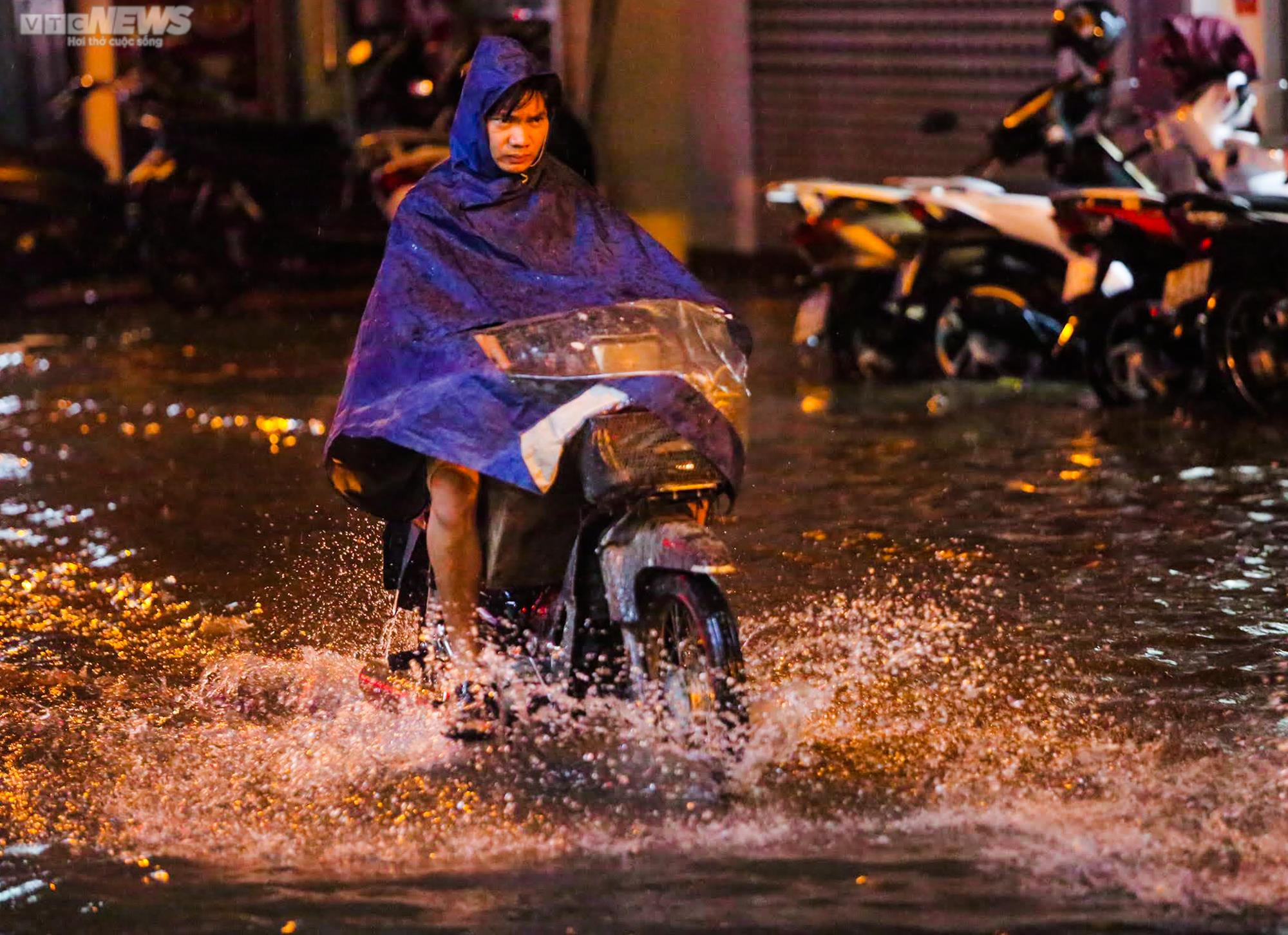 Ảnh: Người dân vật lộn trong biển nước sau trận mưa như trút ở Hà Nội - 10