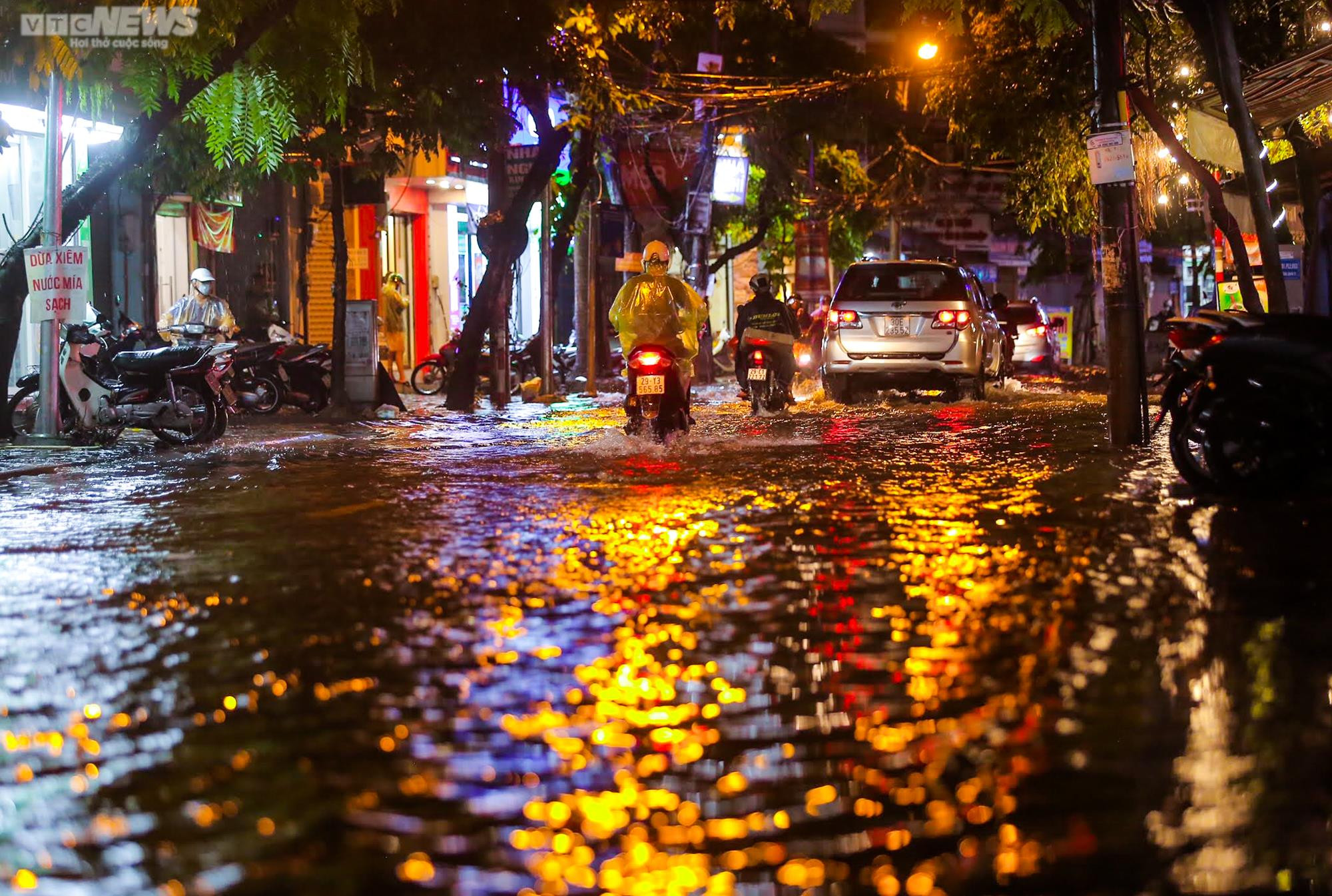 Ảnh: Người dân vật lộn trong biển nước sau trận mưa như trút ở Hà Nội - 1