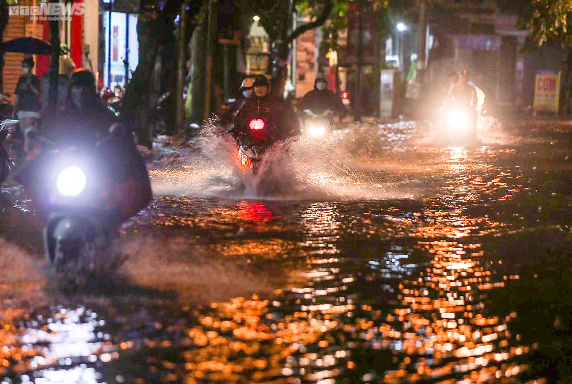 Ảnh: Người dân vật lộn trong biển nước sau trận mưa như trút ở Hà Nội - 3