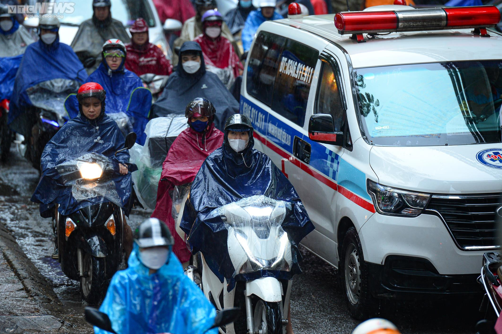 Ảnh: Hà Nội mưa lớn, người dân chật vật đi làm trong cảnh ùn tắc - 13