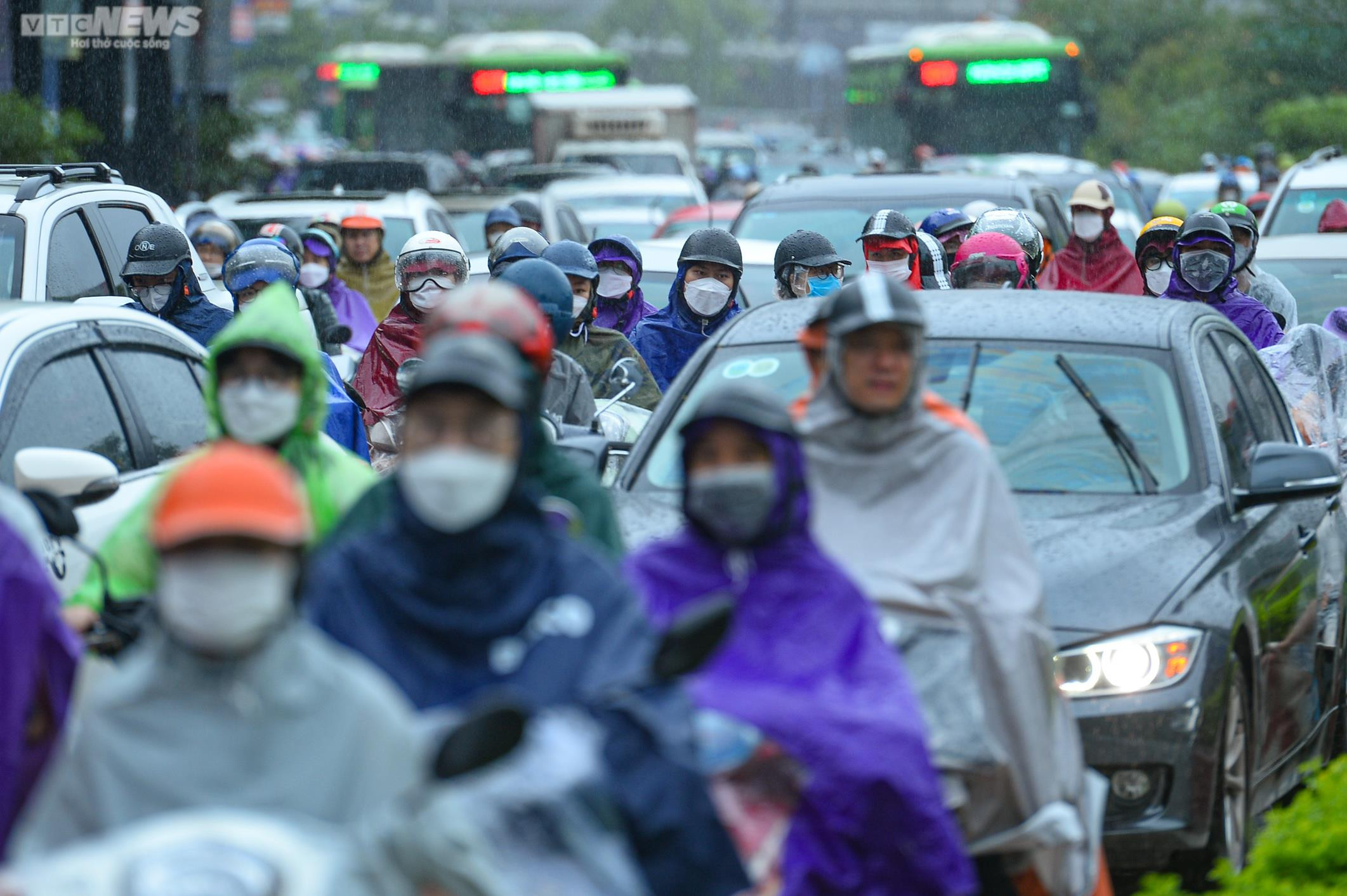 Ảnh: Hà Nội mưa lớn, người dân chật vật đi làm trong cảnh ùn tắc - 5