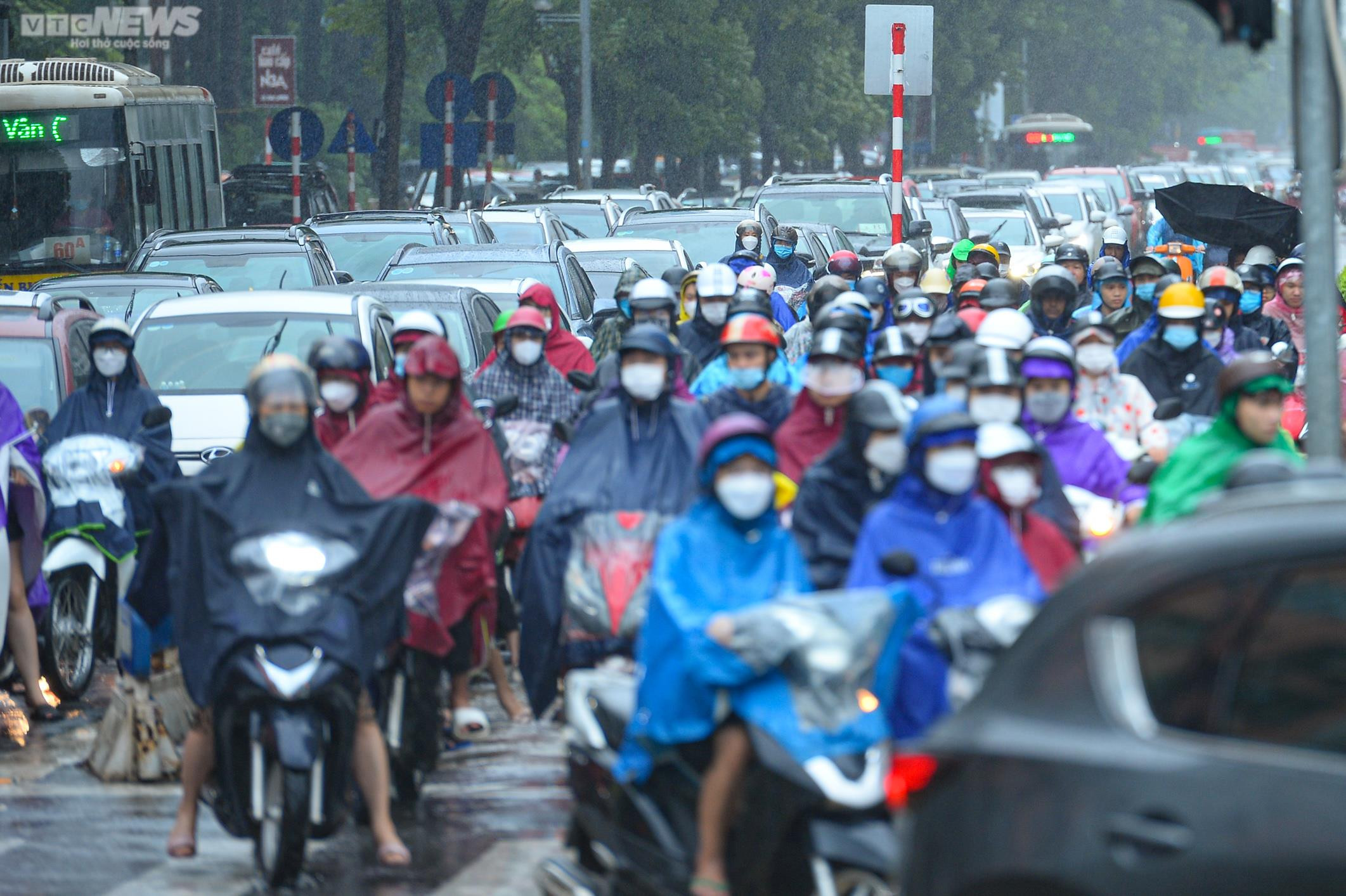 Ảnh: Hà Nội mưa lớn, người dân chật vật đi làm trong cảnh ùn tắc - 7