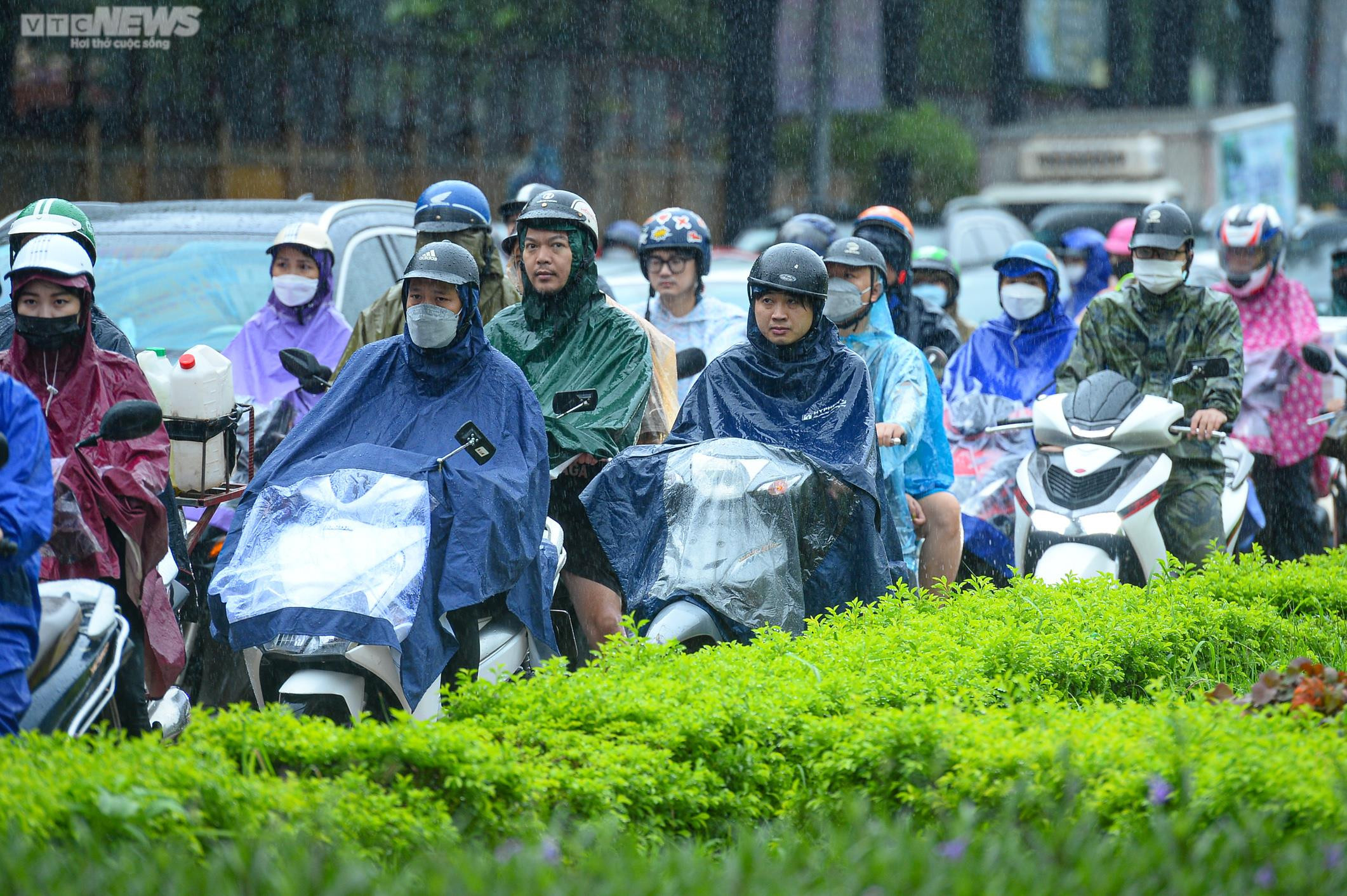 Ảnh: Hà Nội mưa lớn, người dân chật vật đi làm trong cảnh ùn tắc - 12