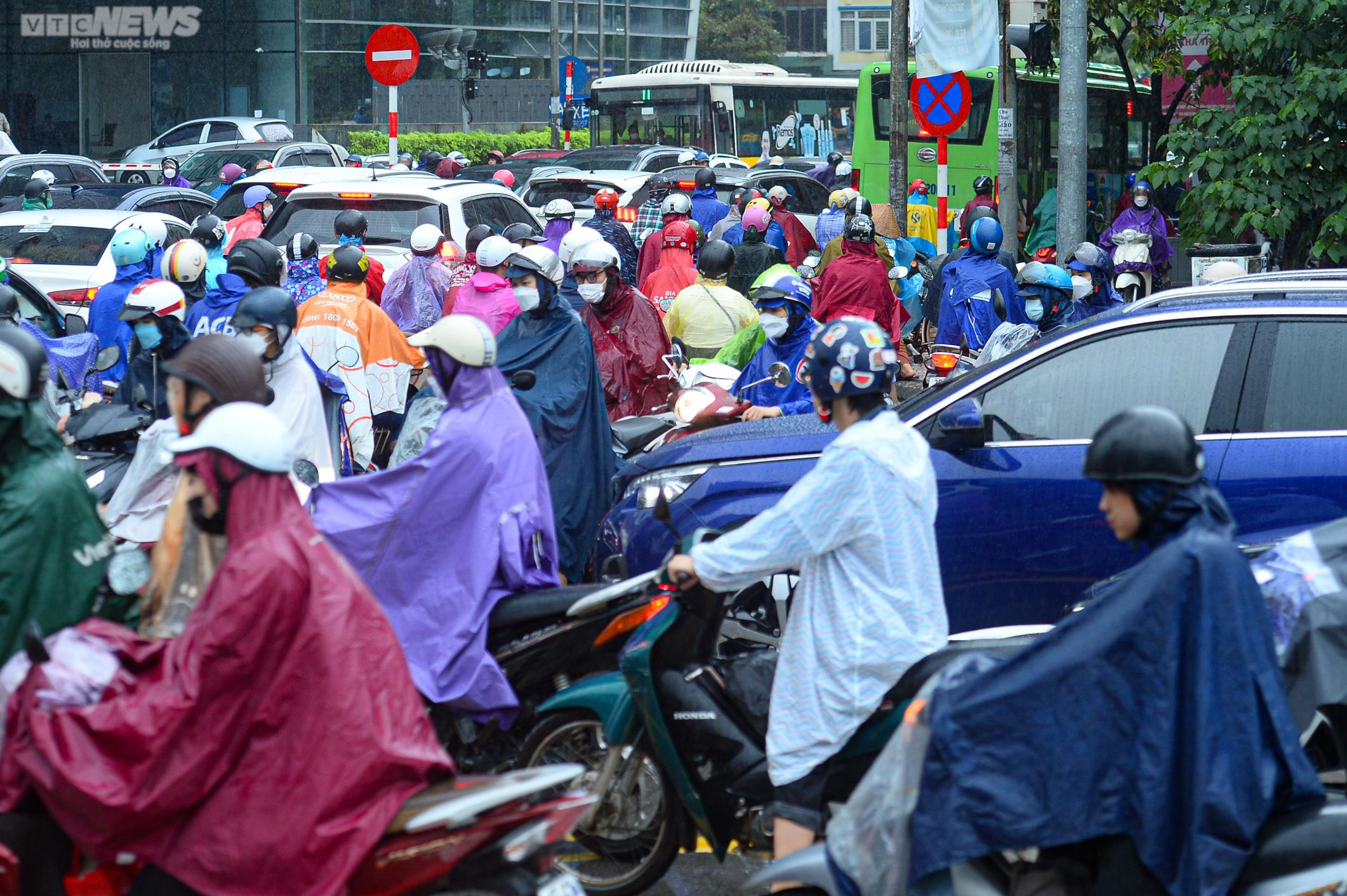 Ảnh: Hà Nội mưa lớn, người dân chật vật đi làm trong cảnh ùn tắc - 2