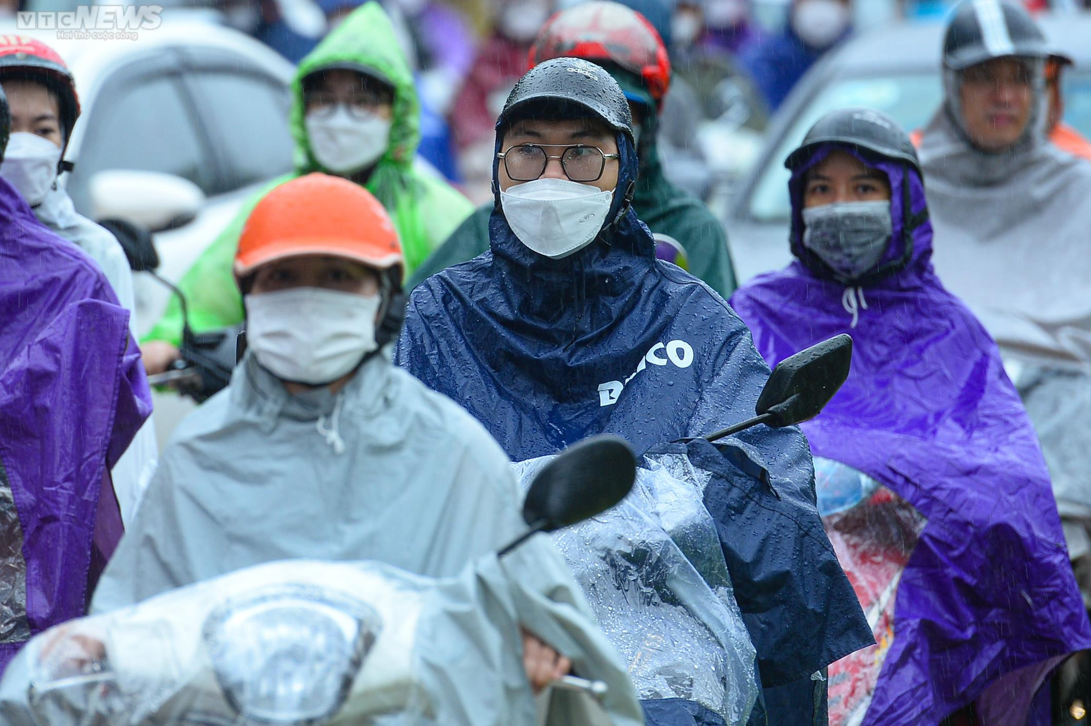 Ảnh: Hà Nội mưa lớn, người dân chật vật đi làm trong cảnh ùn tắc - 8