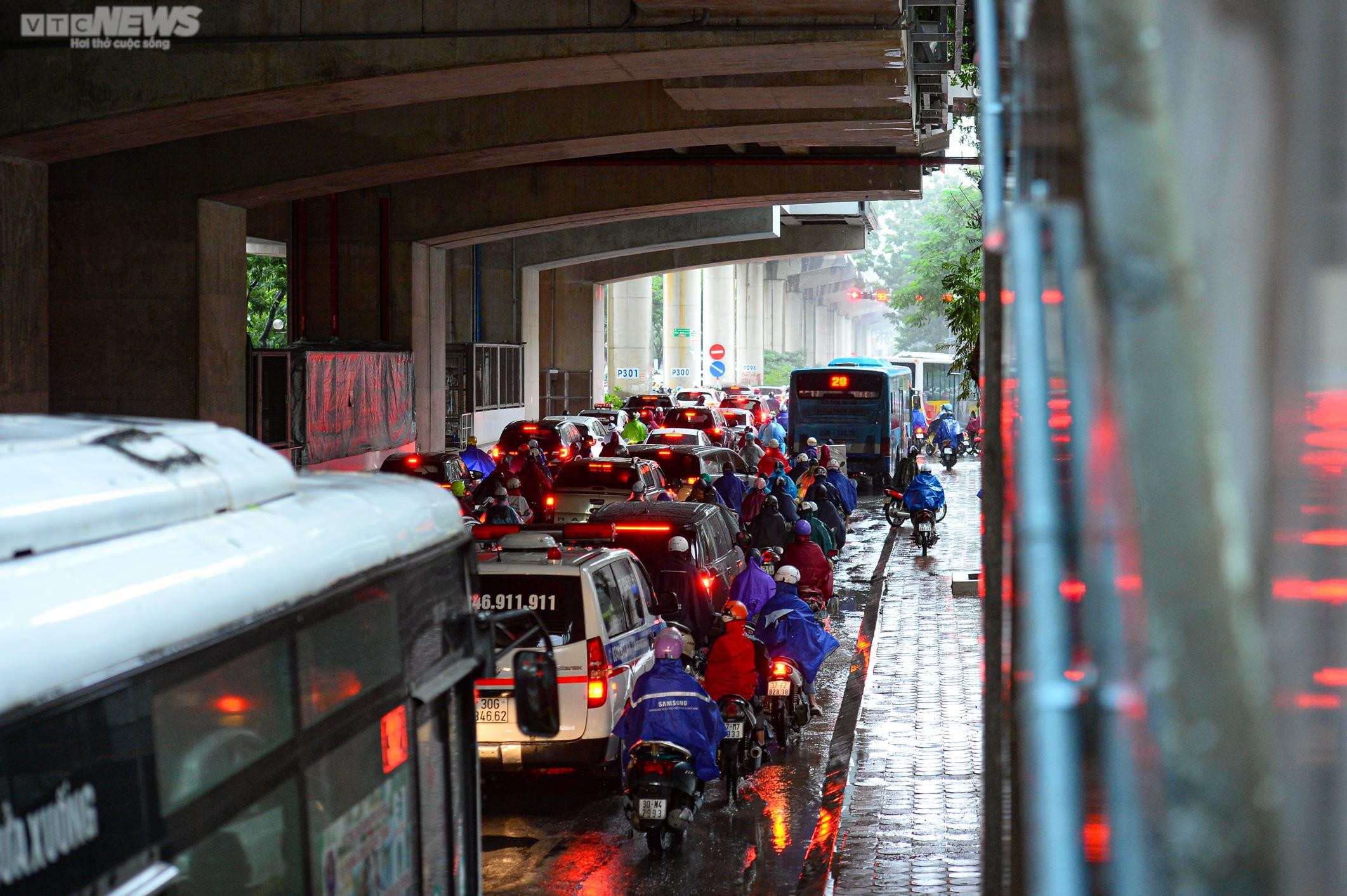 Ảnh: Hà Nội mưa lớn, người dân chật vật đi làm trong cảnh ùn tắc - 14