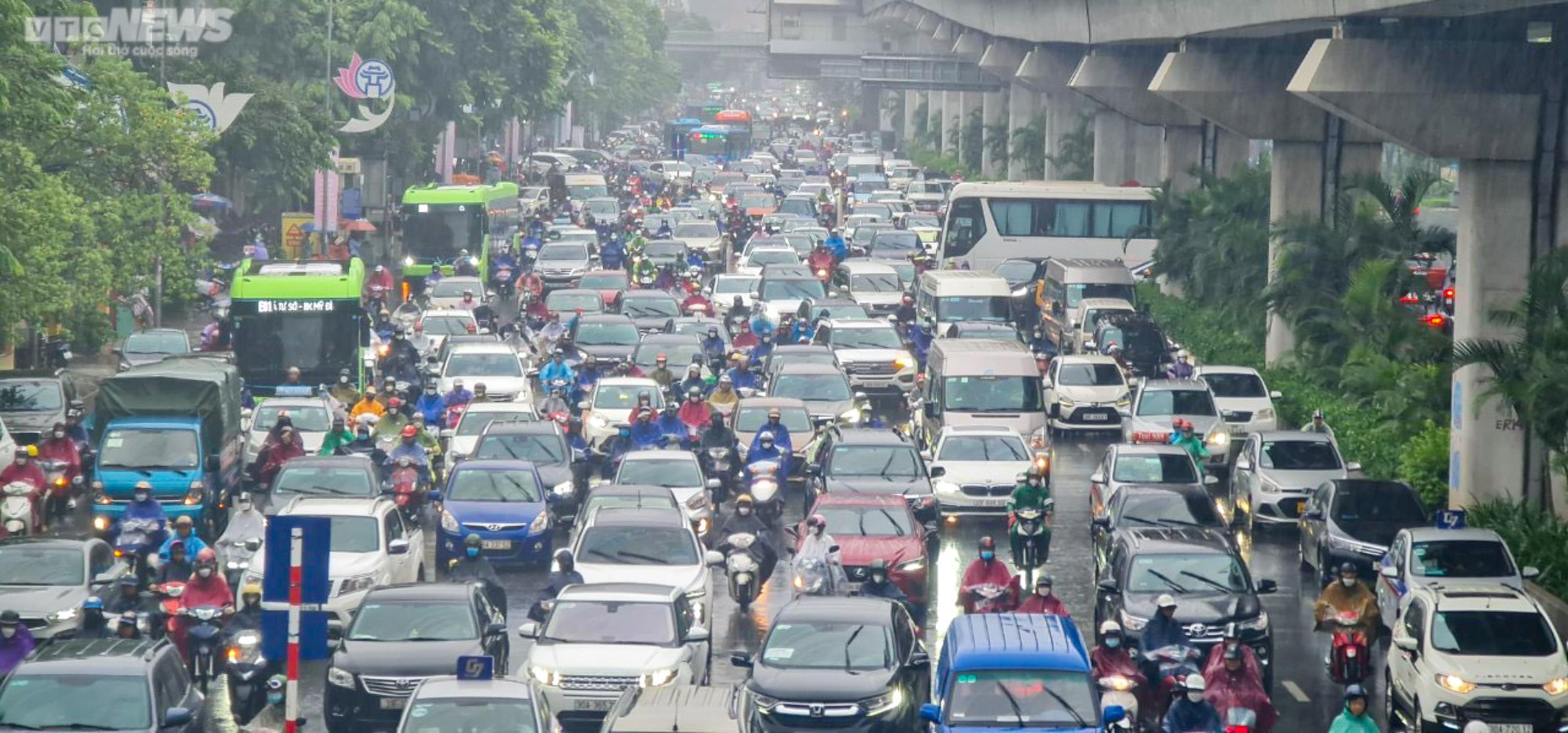 Ảnh: Hà Nội mưa lớn, người dân chật vật đi làm trong cảnh ùn tắc - 15