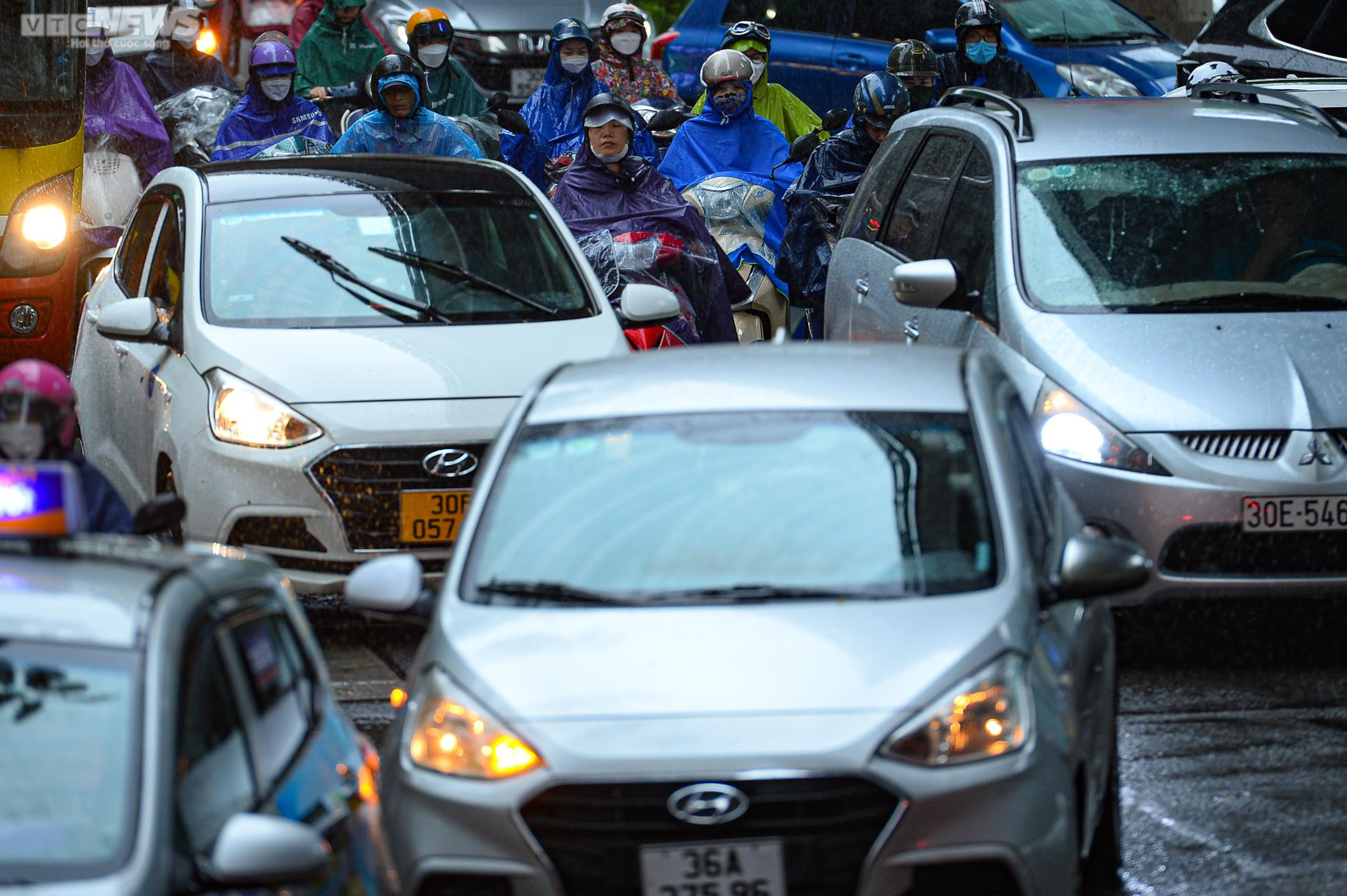 Ảnh: Hà Nội mưa lớn, người dân chật vật đi làm trong cảnh ùn tắc - 10