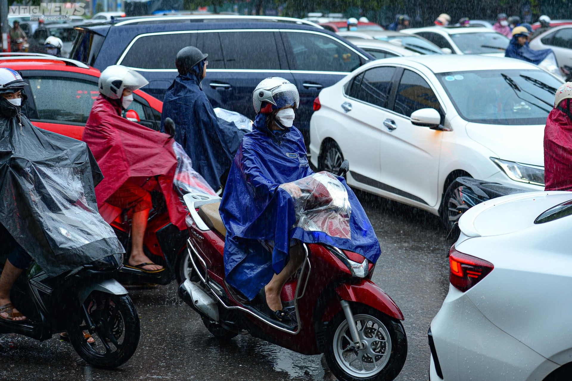 Ảnh: Hà Nội mưa lớn, người dân chật vật đi làm trong cảnh ùn tắc - 9