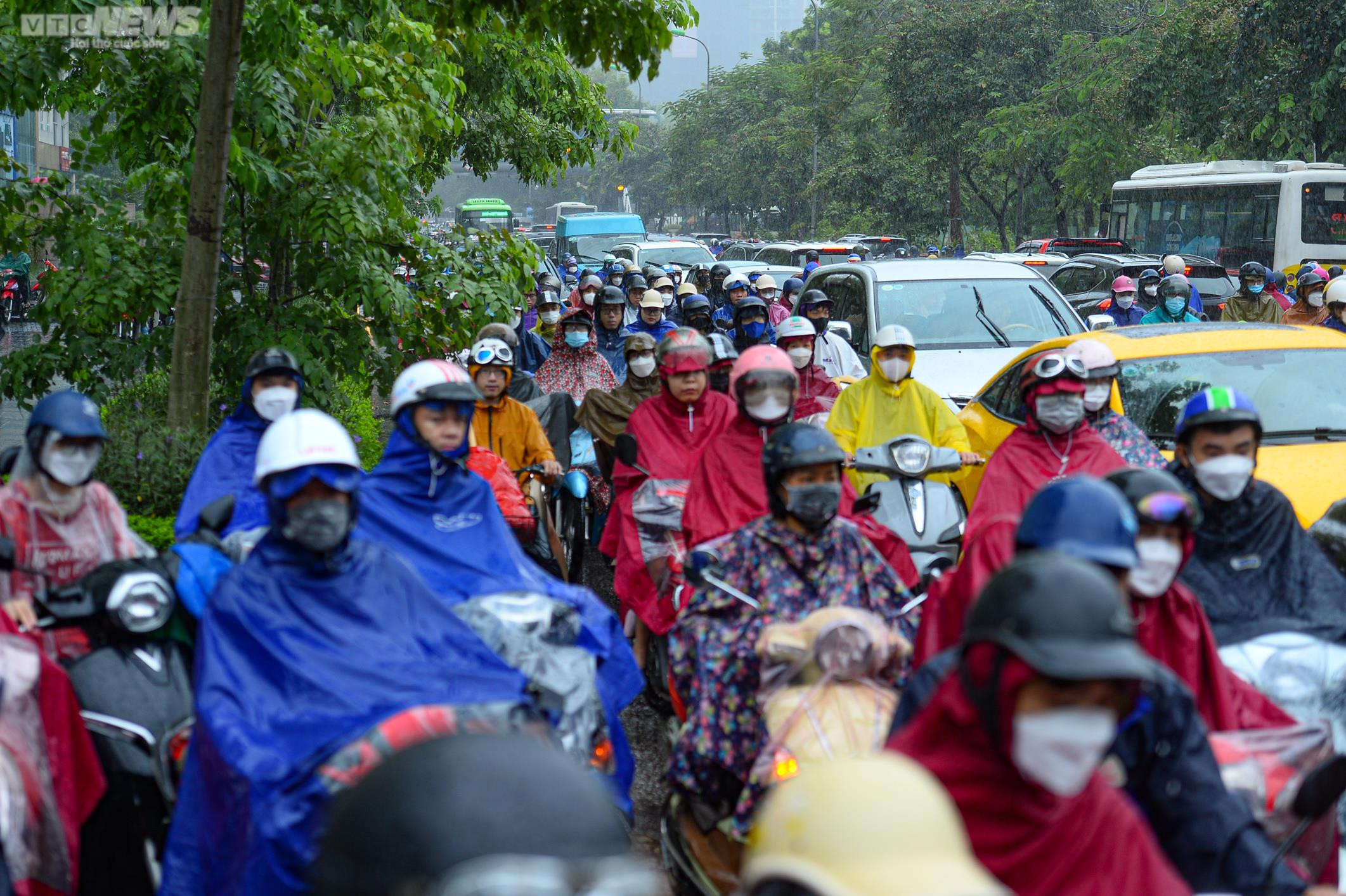 Ảnh: Hà Nội mưa lớn, người dân chật vật đi làm trong cảnh ùn tắc - 6