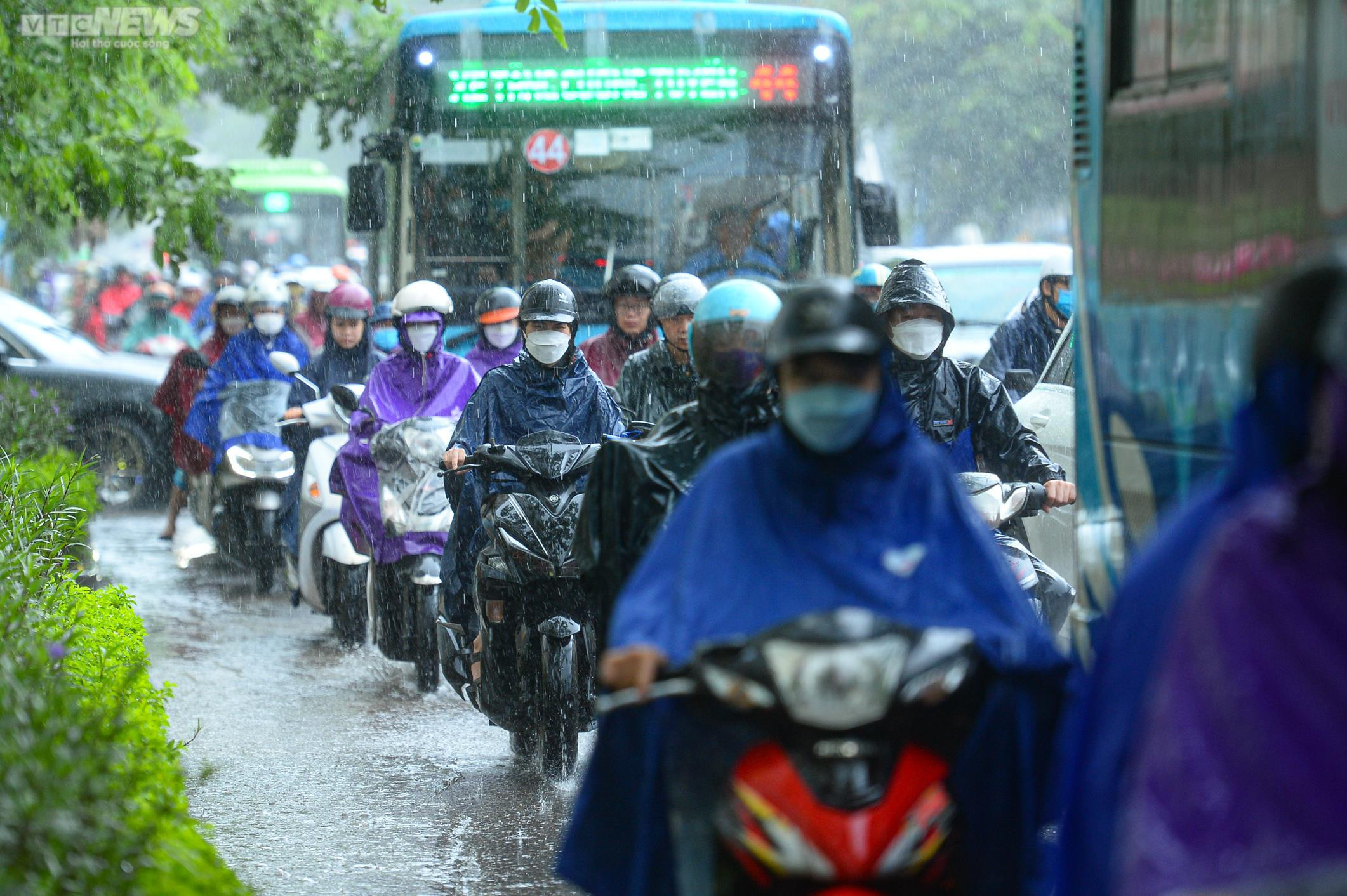 Ảnh: Hà Nội mưa lớn, người dân chật vật đi làm trong cảnh ùn tắc - 3