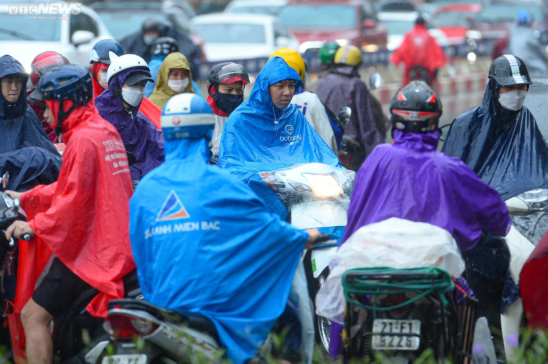 Ảnh: Hà Nội mưa lớn, người dân chật vật đi làm trong cảnh ùn tắc - 4