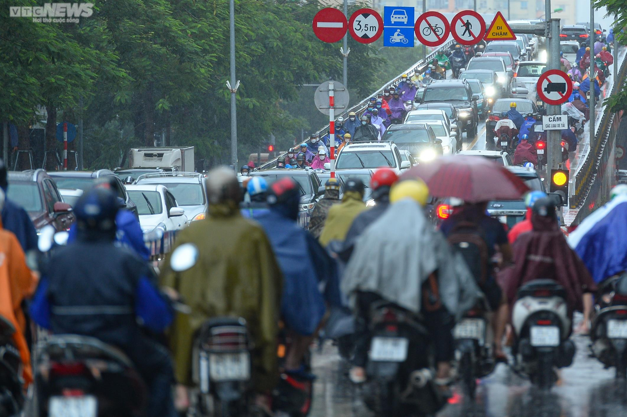 Ảnh: Hà Nội mưa lớn, người dân chật vật đi làm trong cảnh ùn tắc - 1