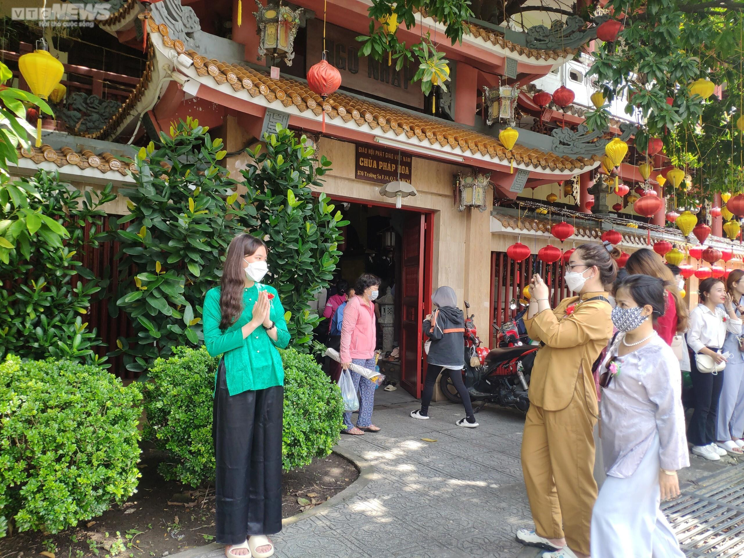 Xúc động lễ Vu lan báo hiếu 2022 tại chùa Pháp Hoa ở TP.HCM - 1