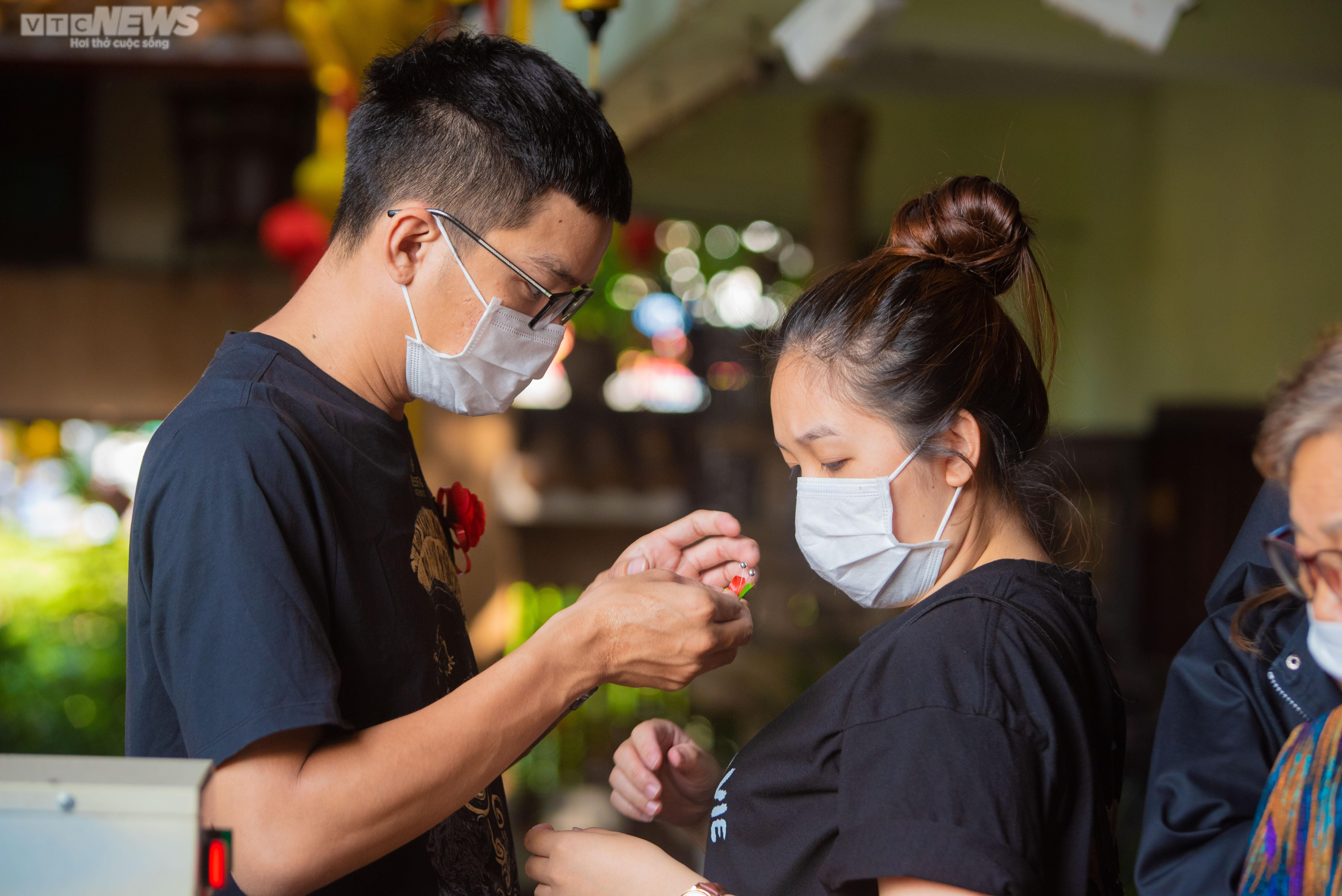 Xúc động lễ Vu lan báo hiếu 2022 tại chùa Pháp Hoa ở TP.HCM - 7