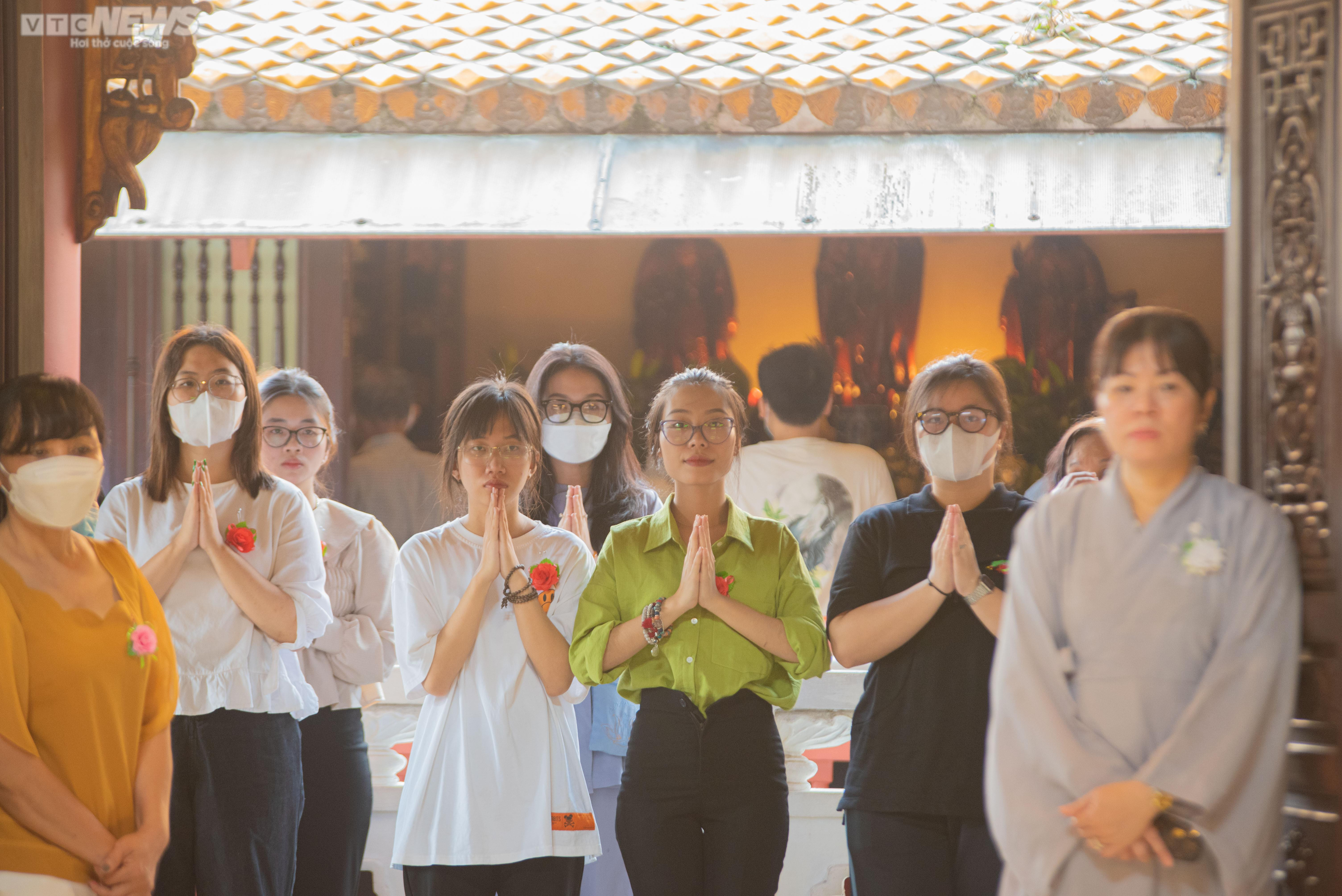 Xúc động lễ Vu lan báo hiếu 2022 tại chùa Pháp Hoa ở TP.HCM - 2