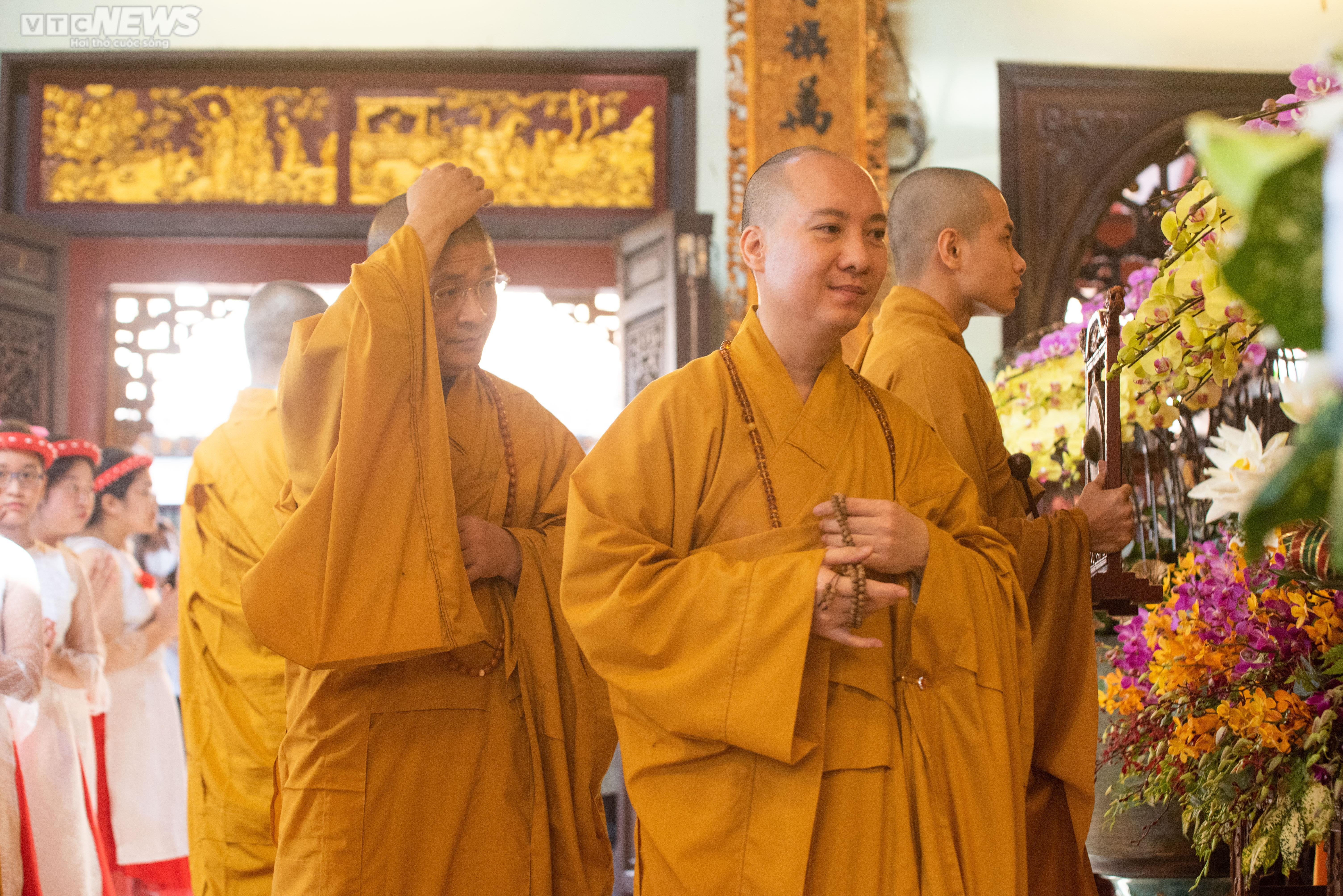 Xúc động lễ Vu lan báo hiếu 2022 tại chùa Pháp Hoa ở TP.HCM - 9